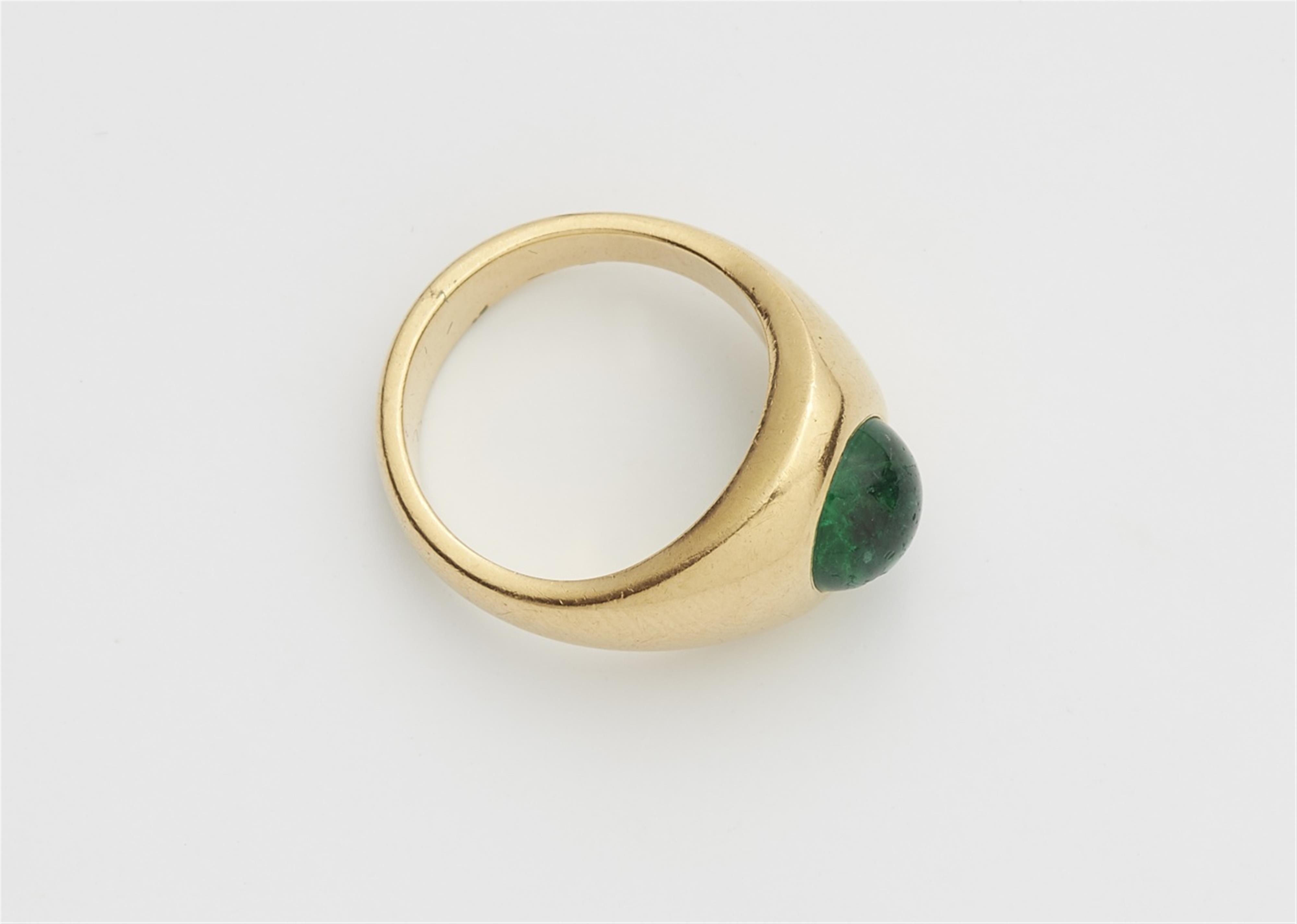 An 18k gold and emerald ring - image-2