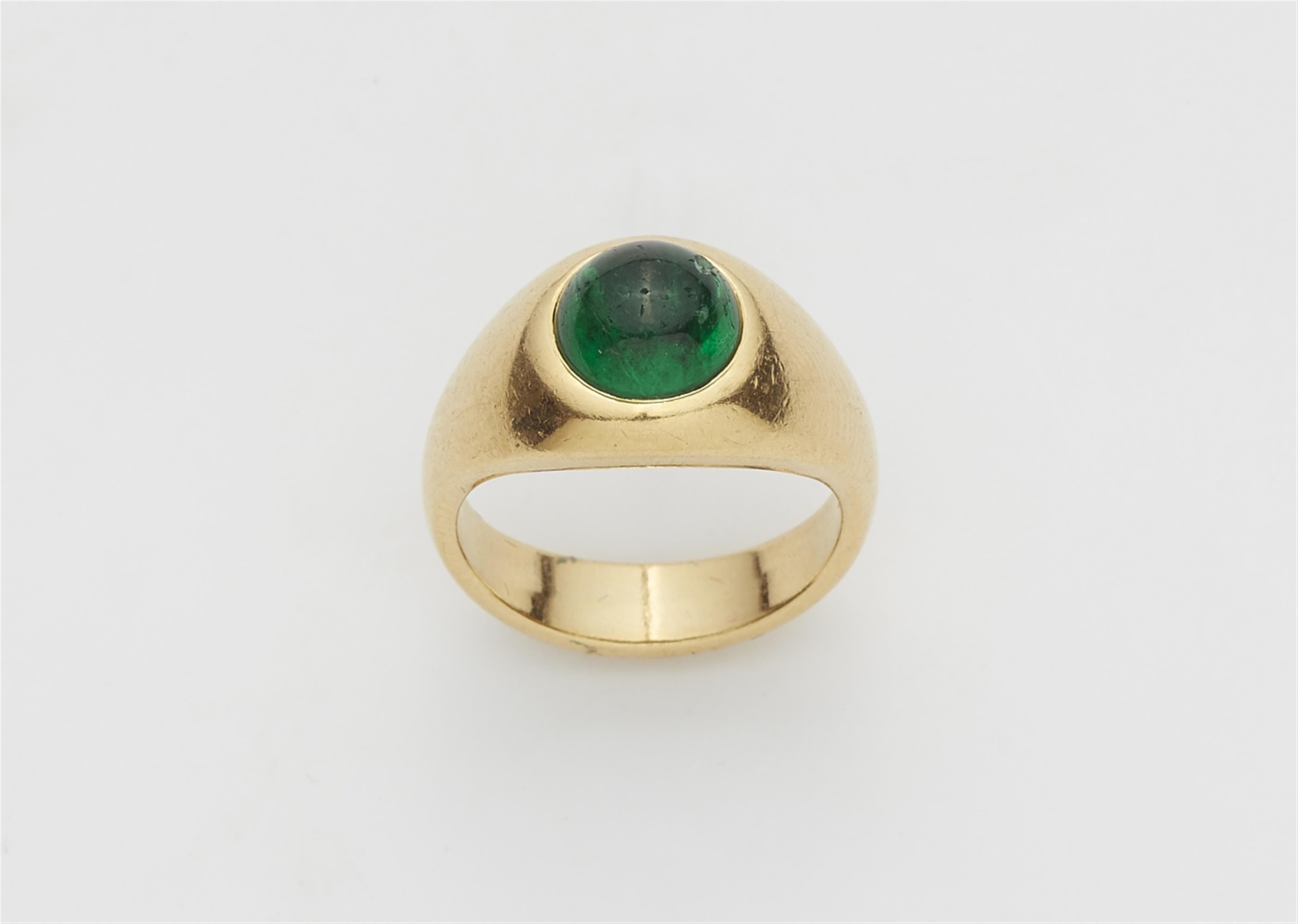 An 18k gold and emerald ring - image-1