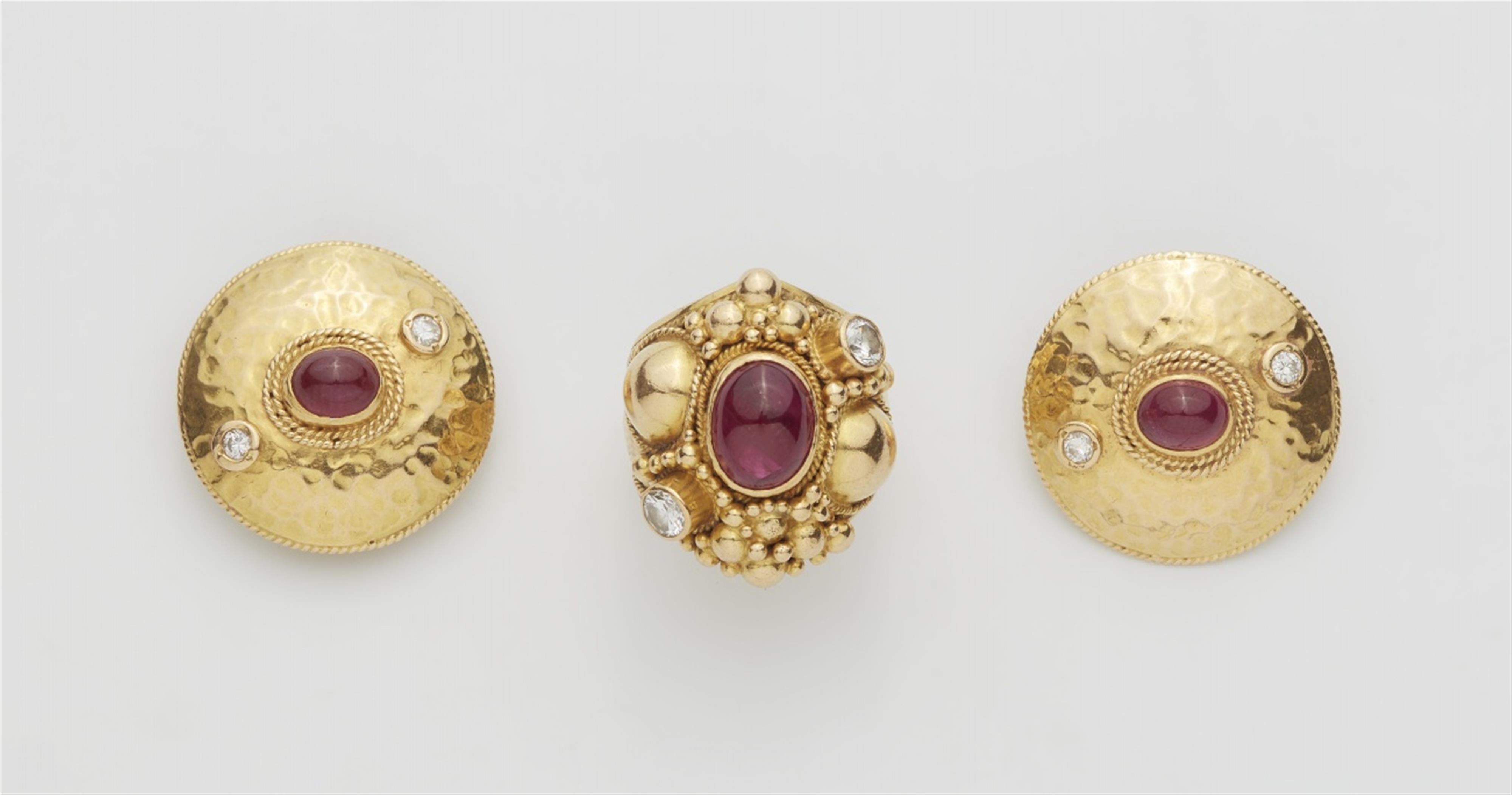 An 18k gold ruby ring and clip earrings - image-1