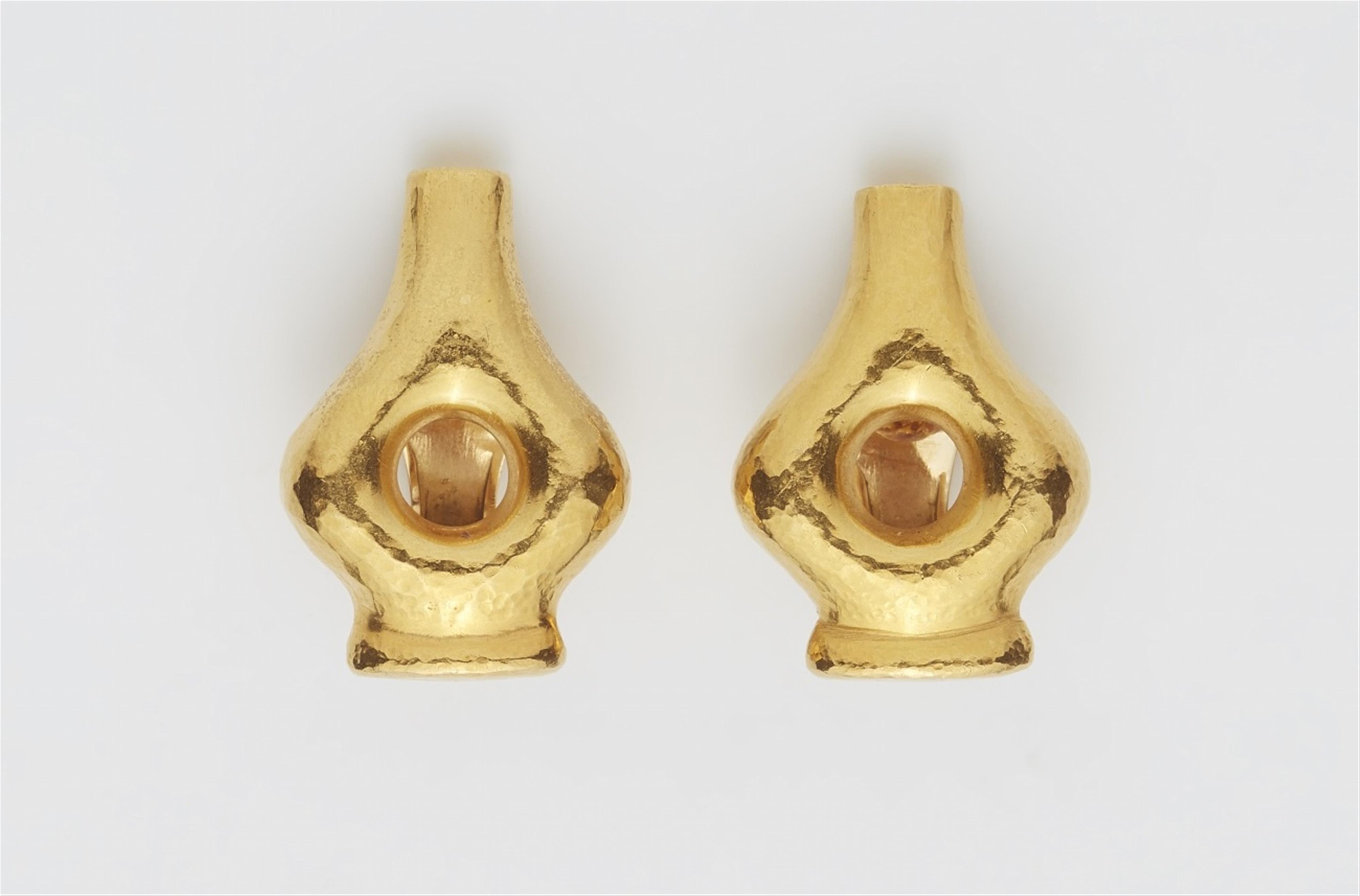 A pair of 21k gold clip earrings - image-1
