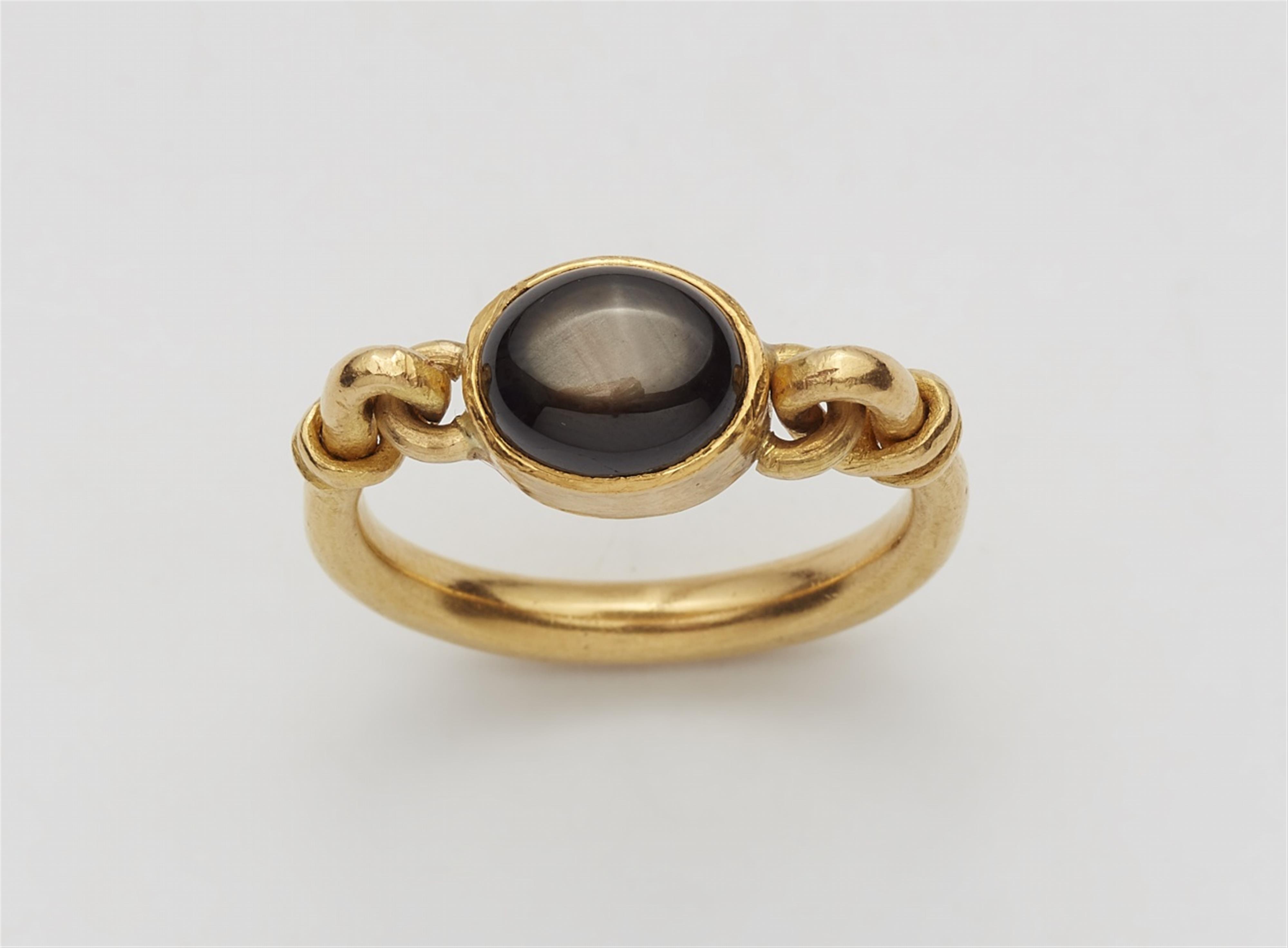 A gentleman's 21k gold ring with a star sapphire - image-1