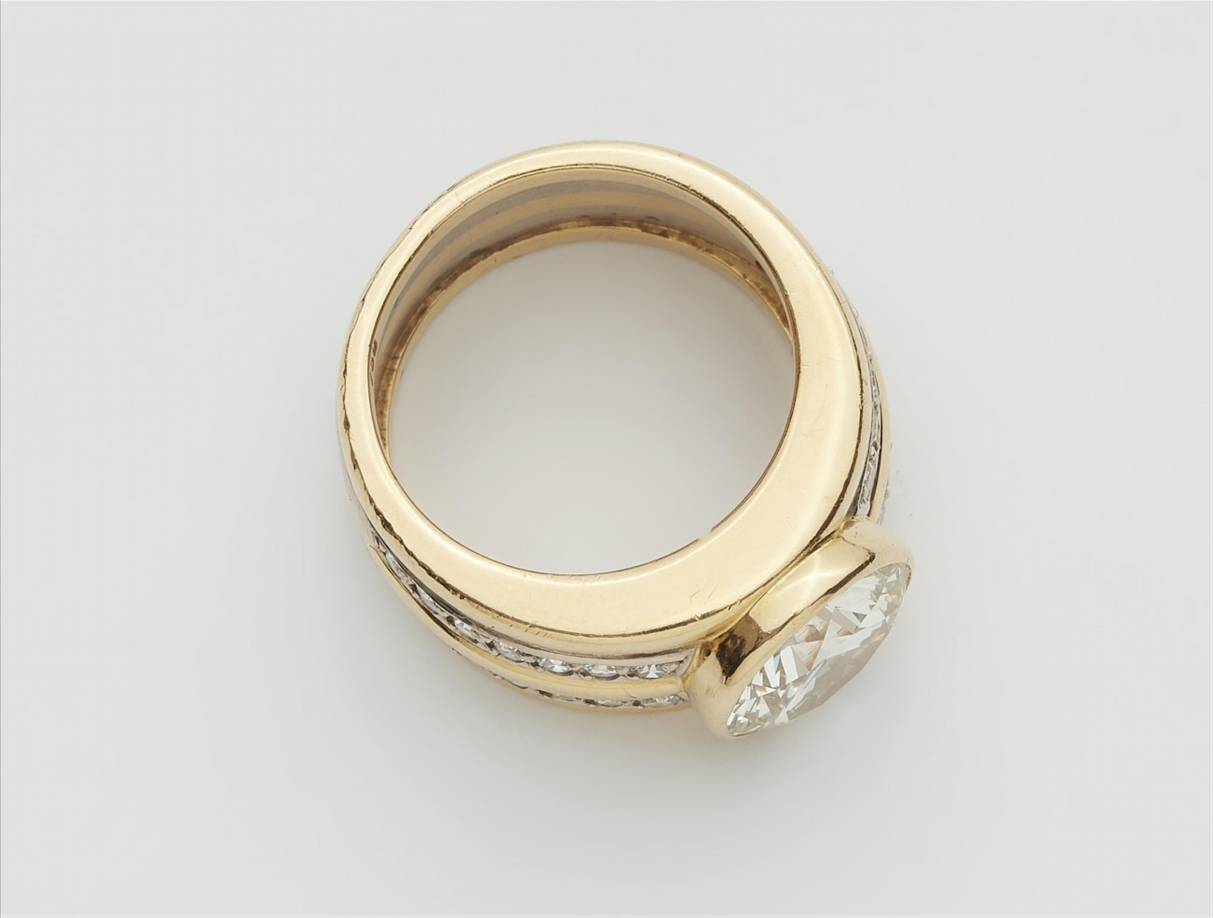 An 18k bi-colour gold and diamond ring - image-2