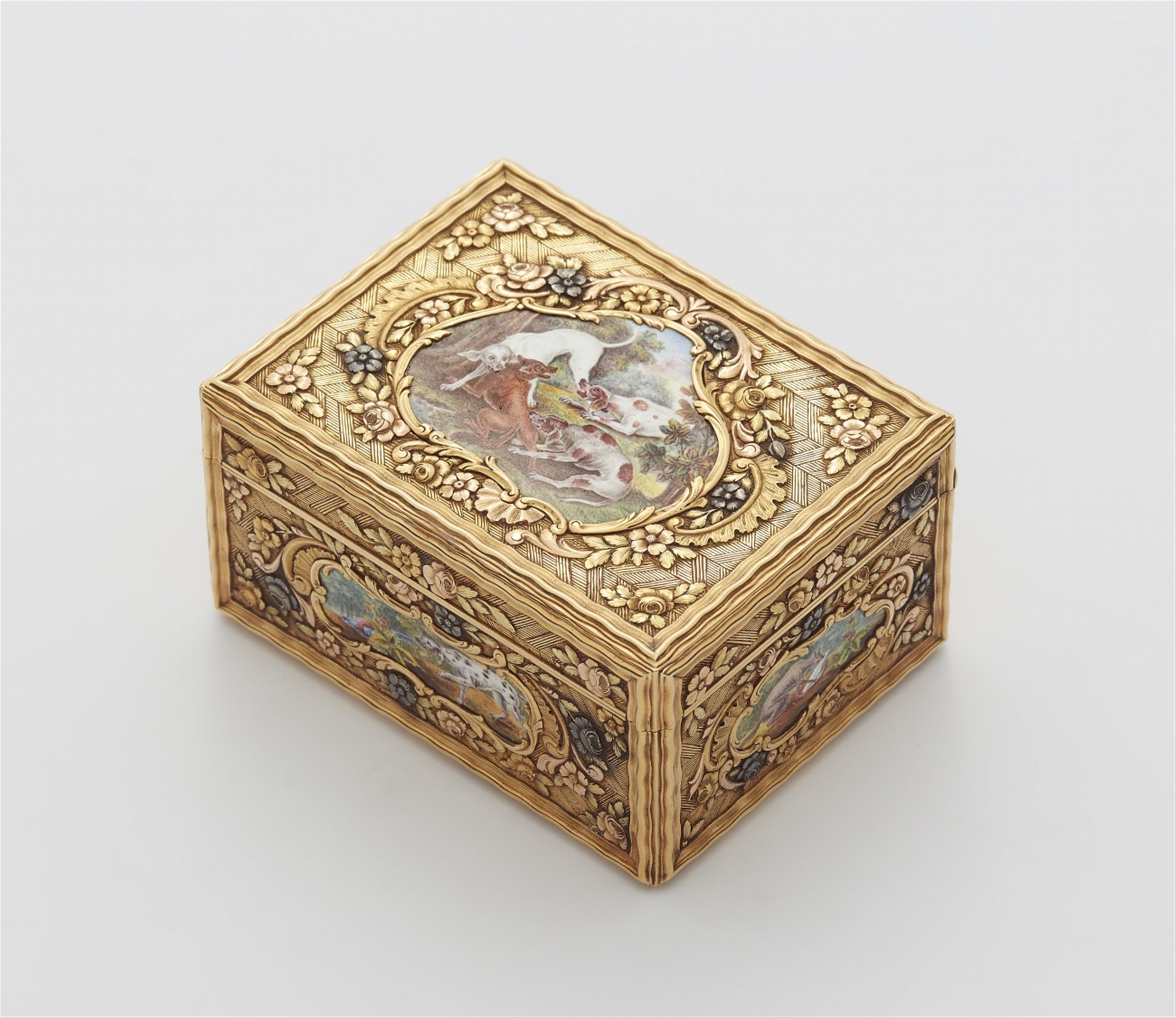 An 18k gold and enamel snuff box with hunting scenes - image-3