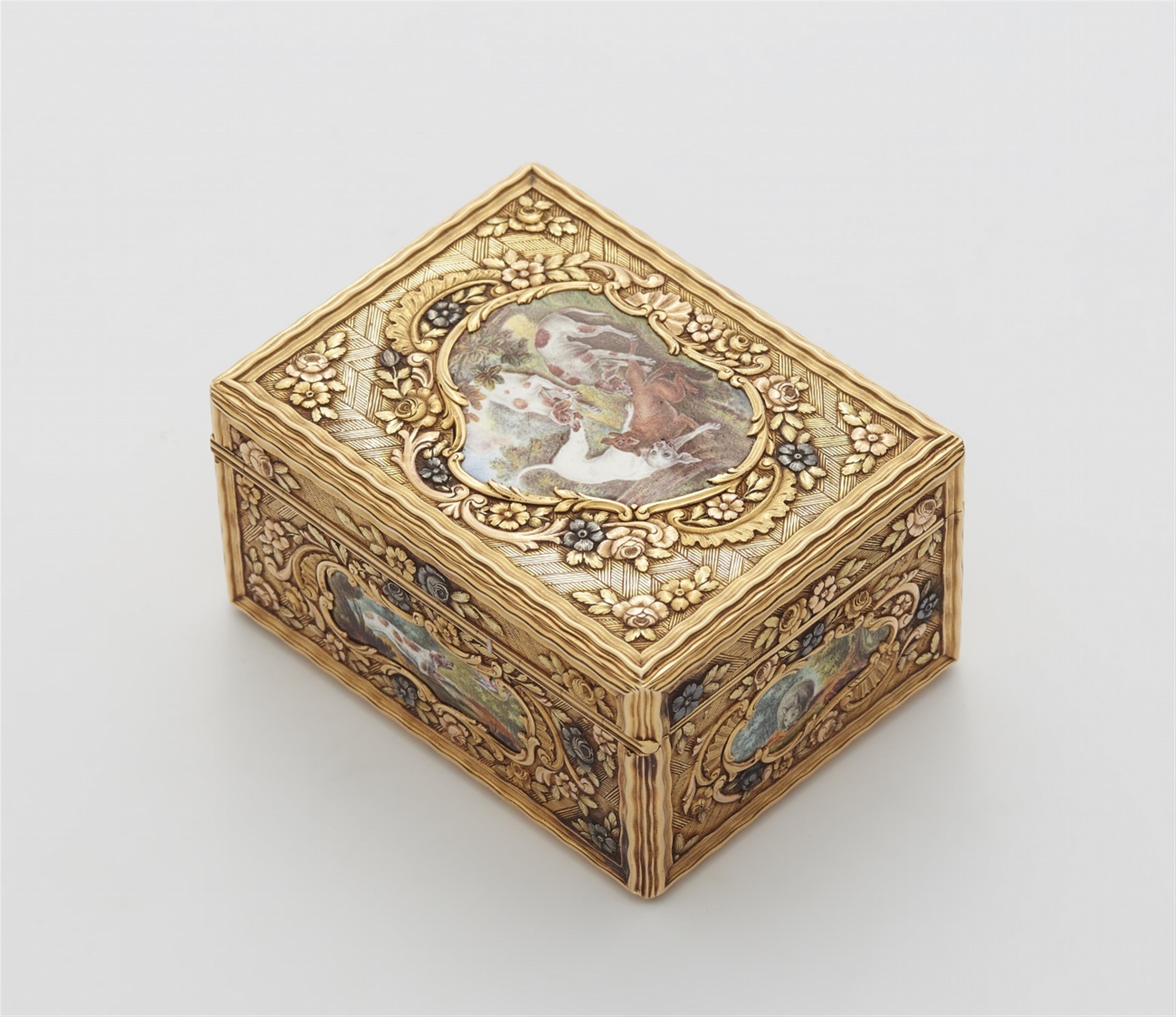 An 18k gold and enamel snuff box with hunting scenes - image-4
