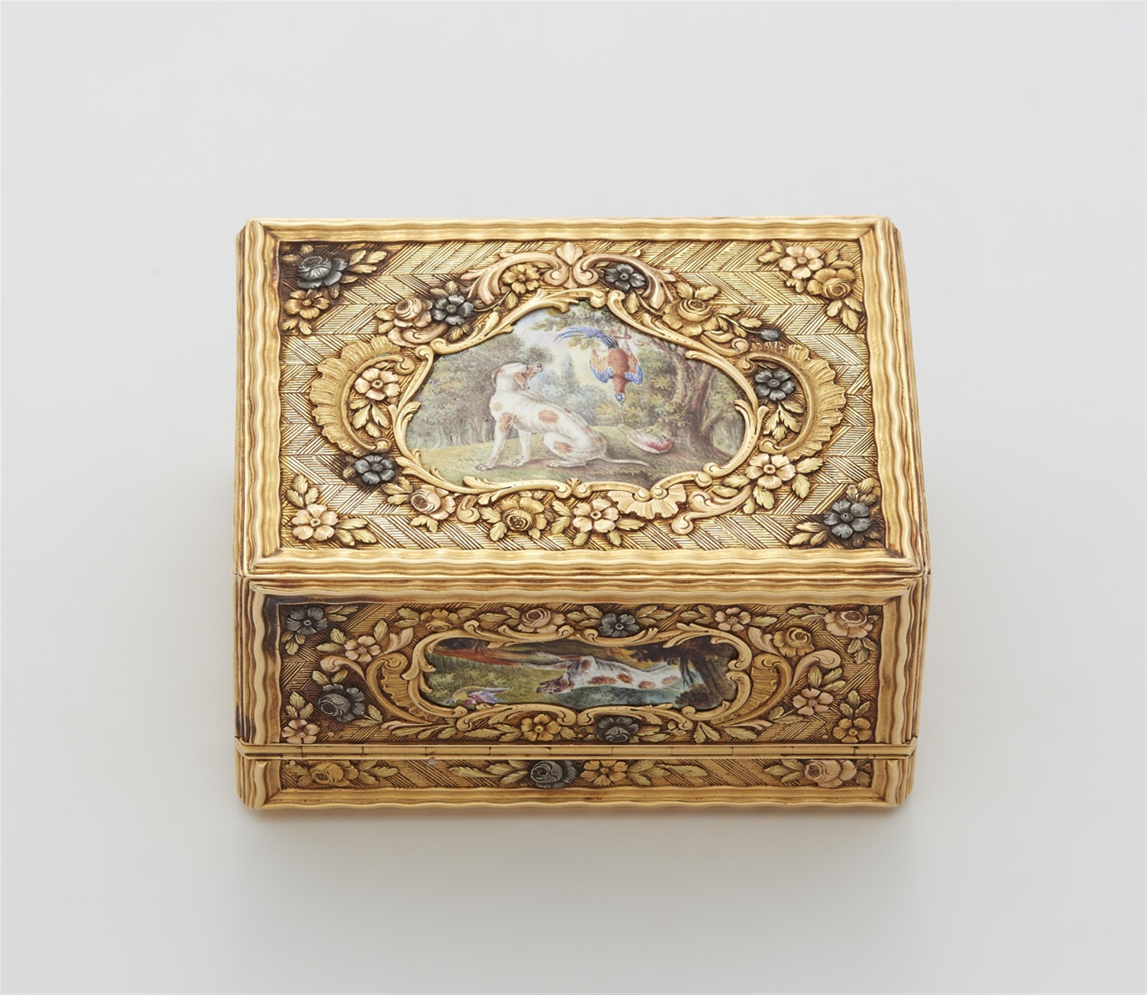 An 18k gold and enamel snuff box with hunting scenes - image-5
