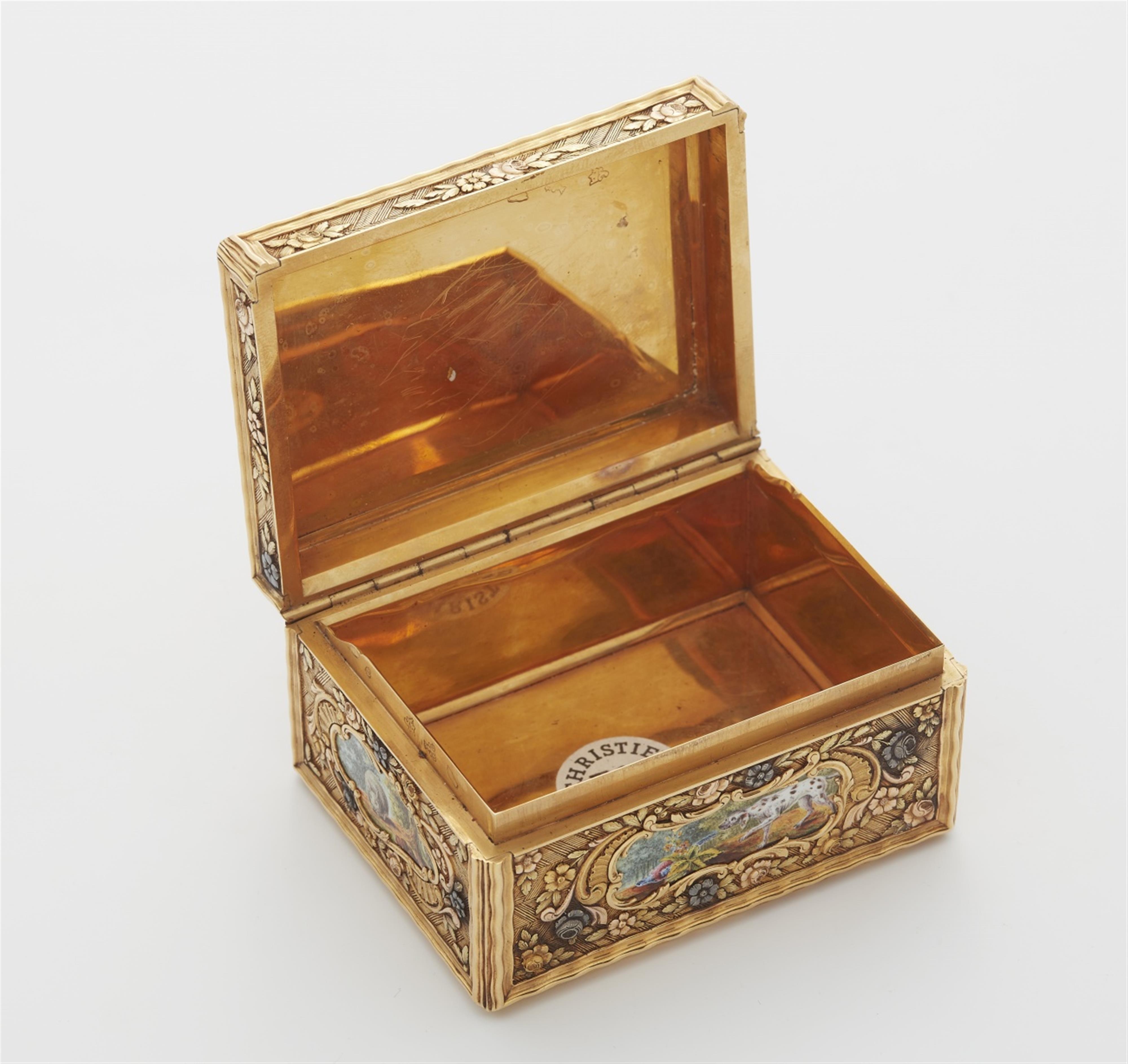 An 18k gold and enamel snuff box with hunting scenes - image-6