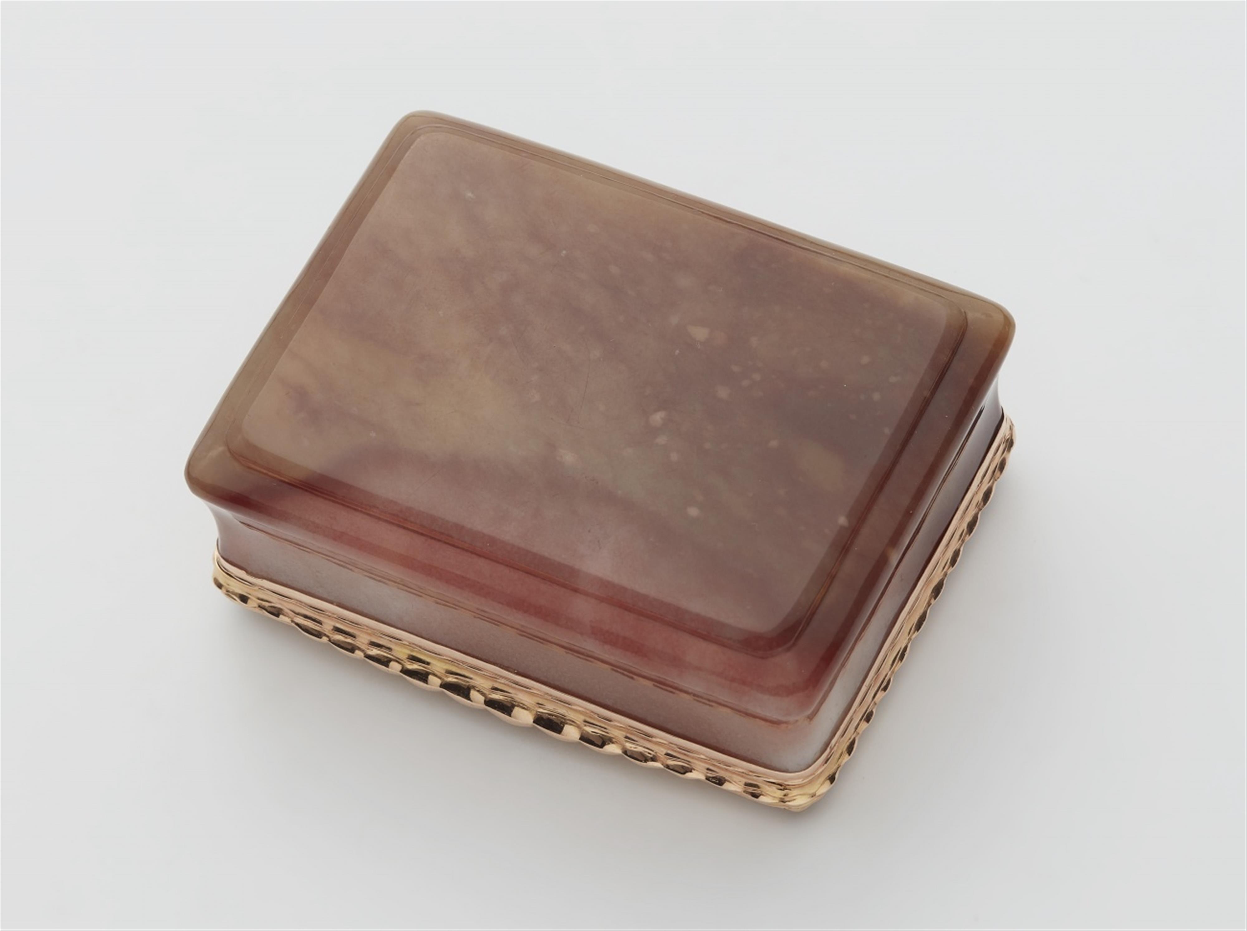 A 14k gold mounted agate box with a cameo portrait - image-2