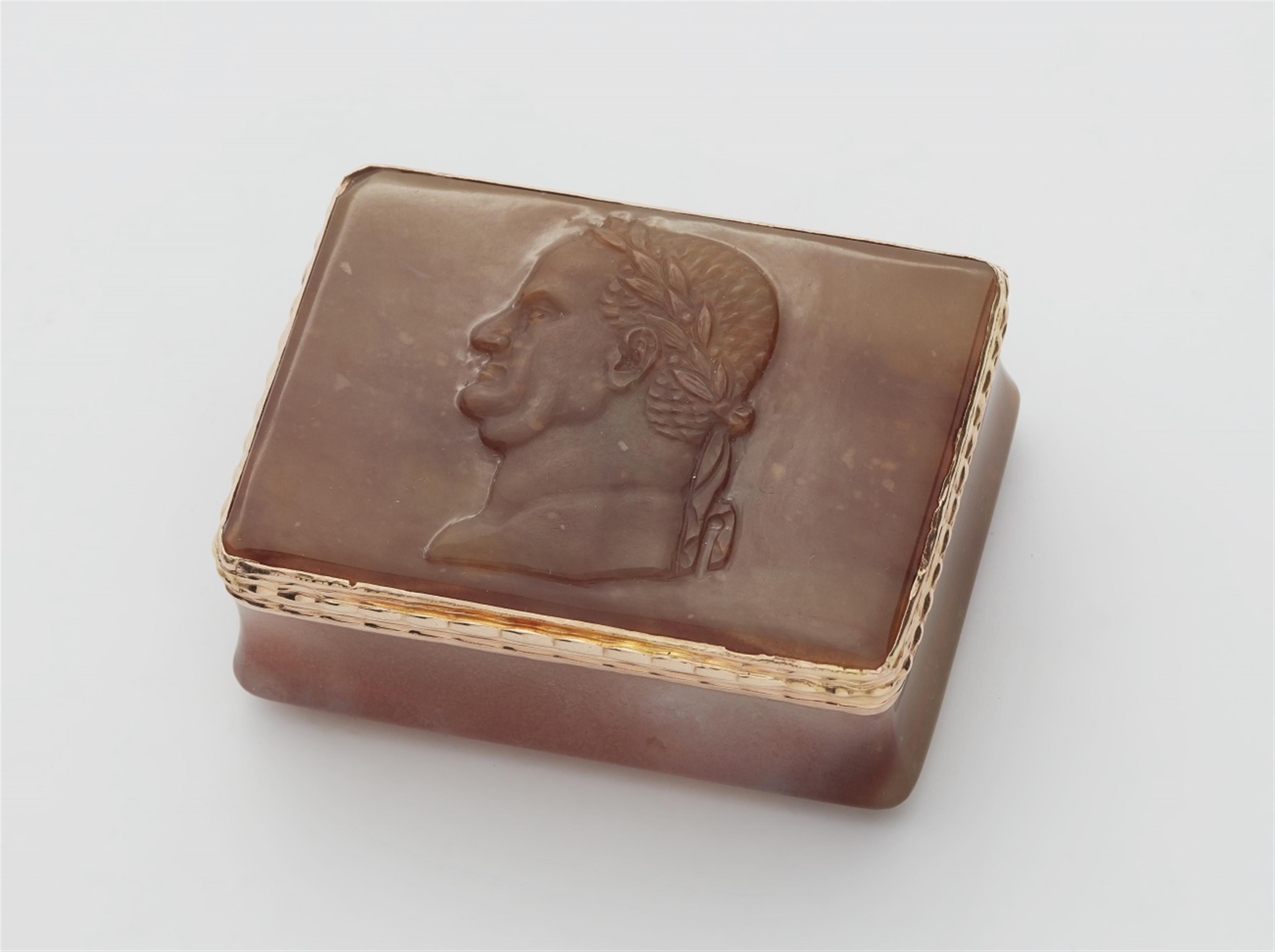 A 14k gold mounted agate box with a cameo portrait - image-1