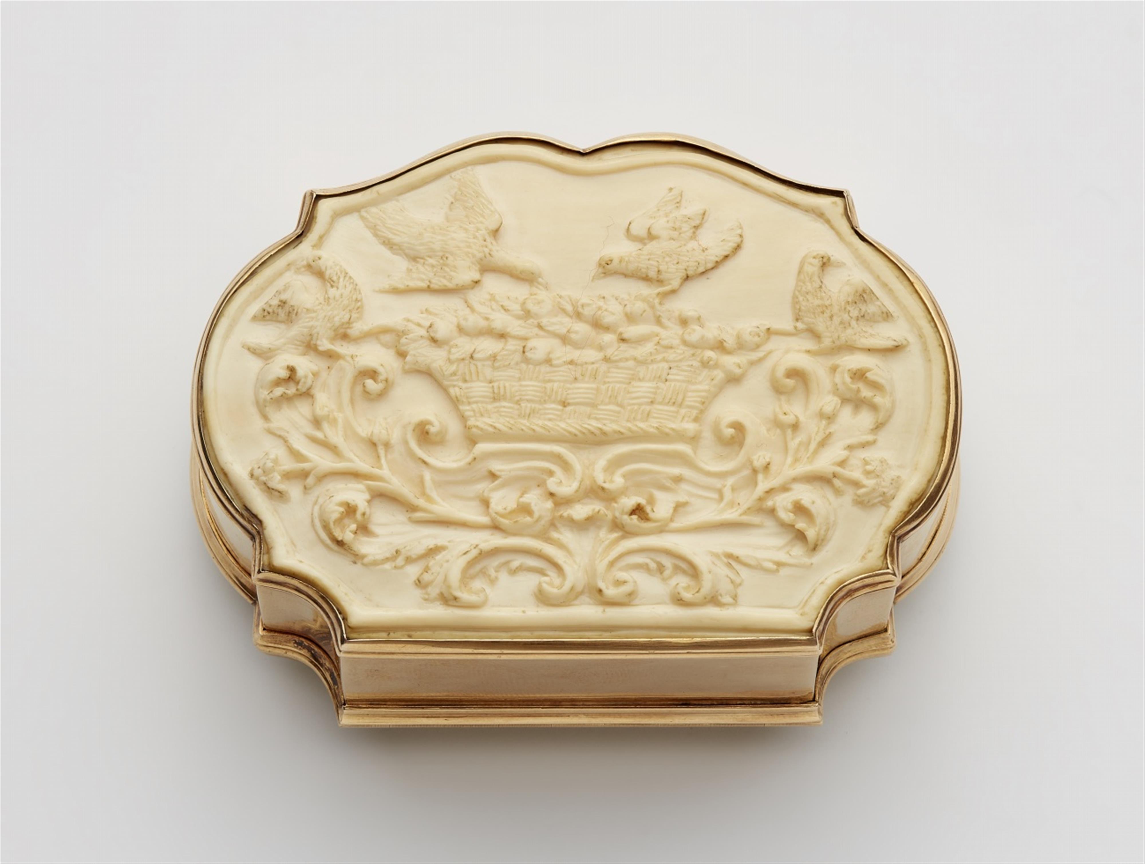 A 14k gold snuff box with ivory reliefs - image-2