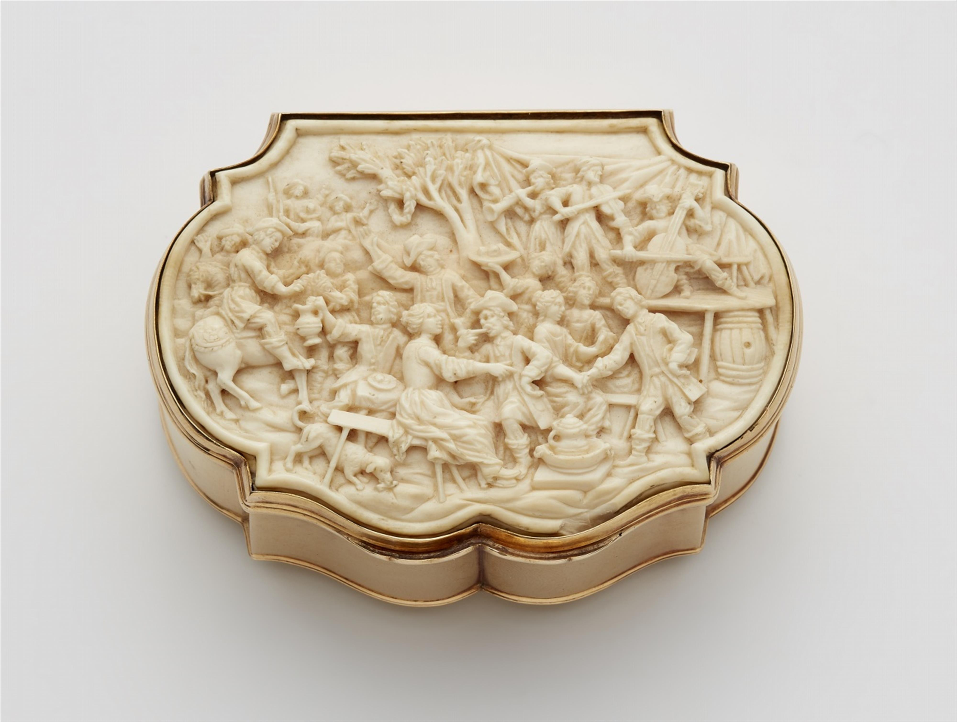 A 14k gold snuff box with ivory reliefs - image-1