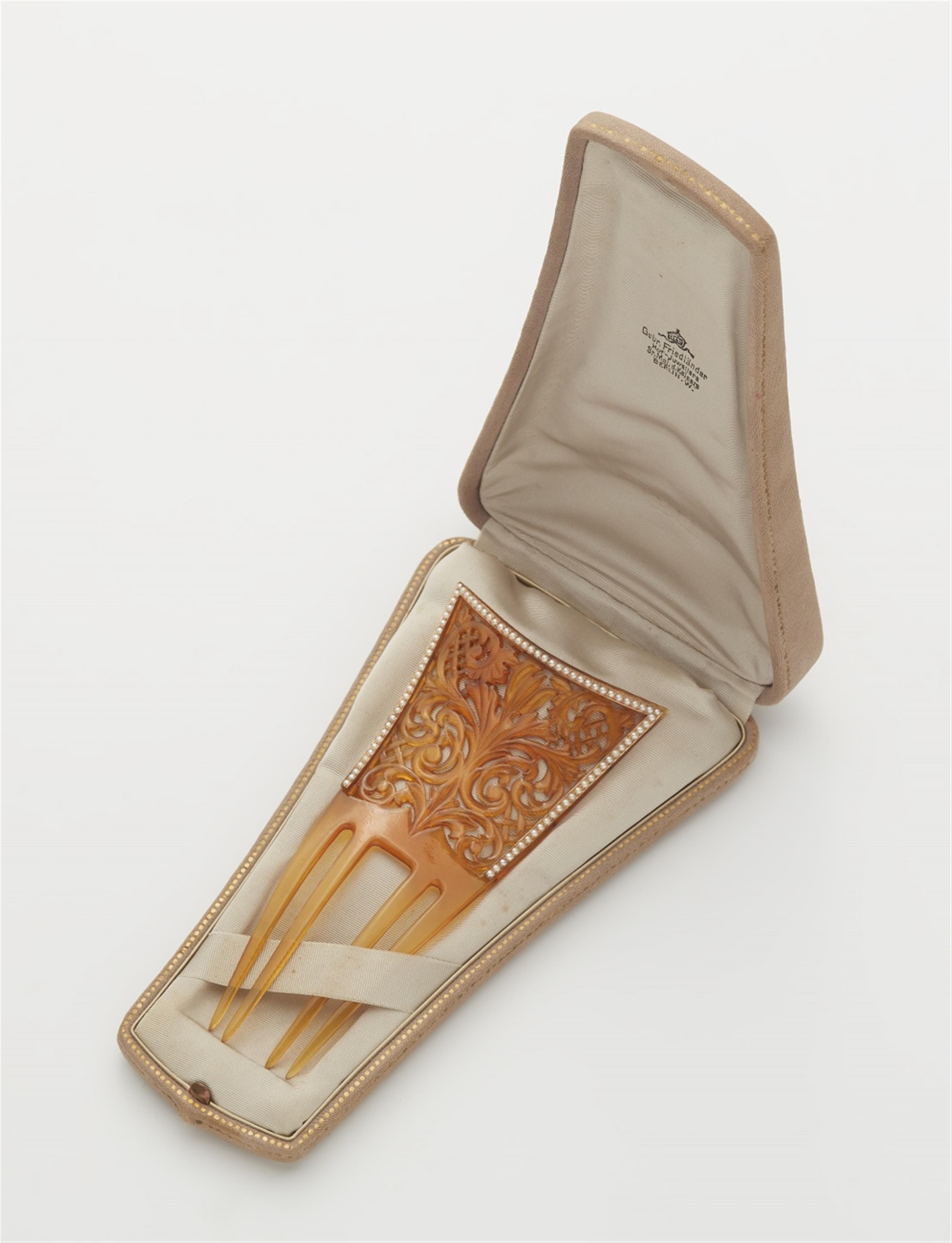 A Jugendstil tortoiseshell and pearl hair comb - image-1