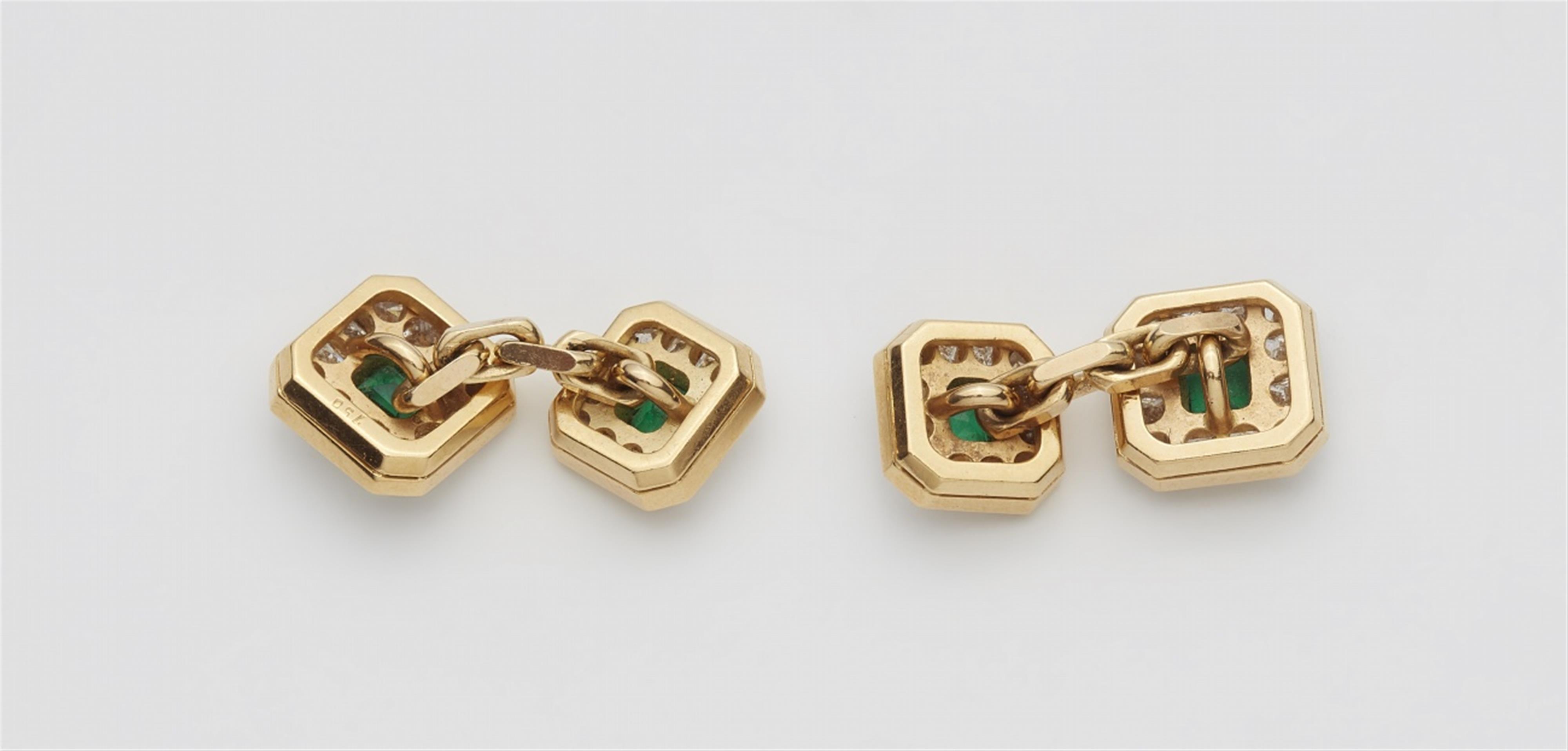 A pair of 18k gold and emerald cufflinks - image-2