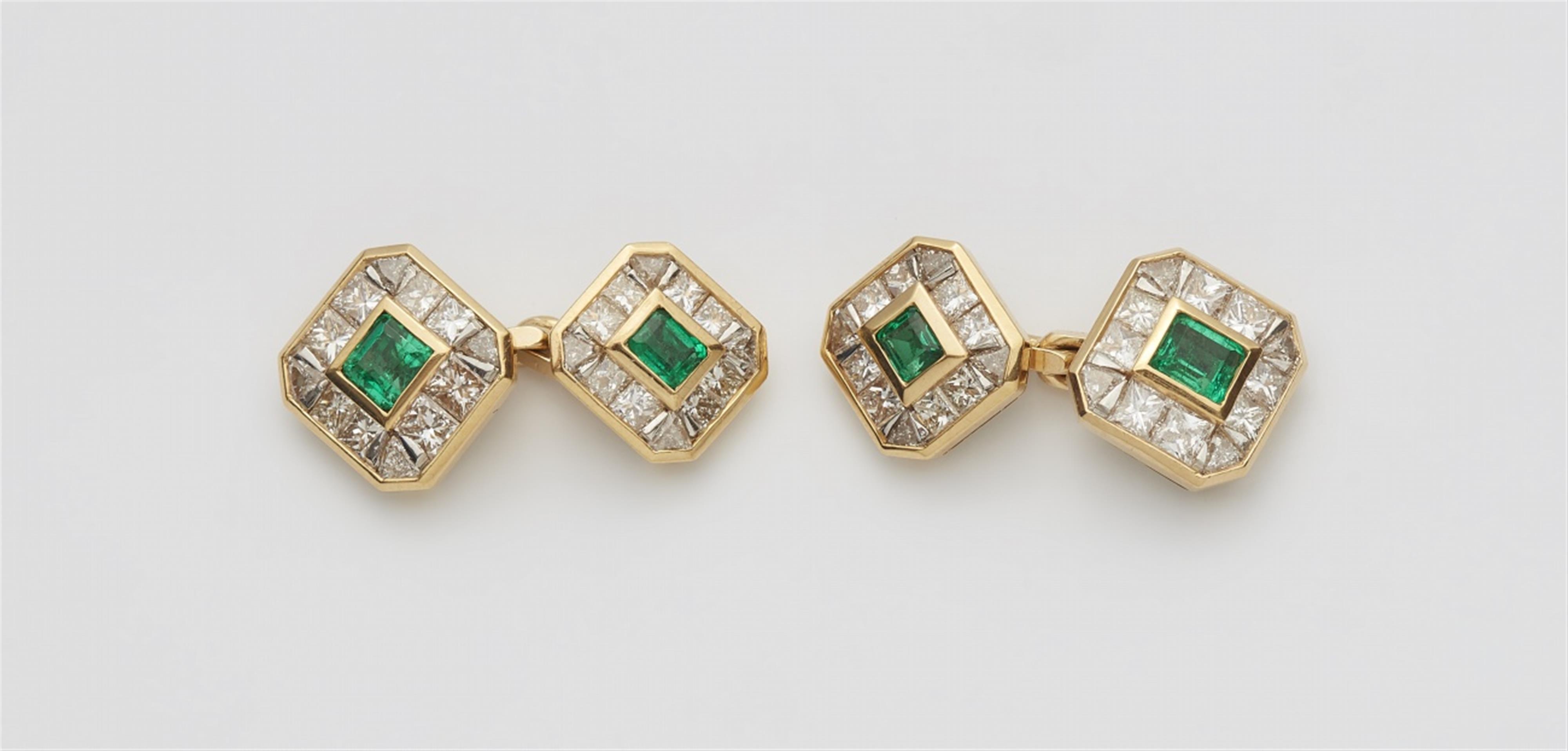 A pair of 18k gold and emerald cufflinks - image-1