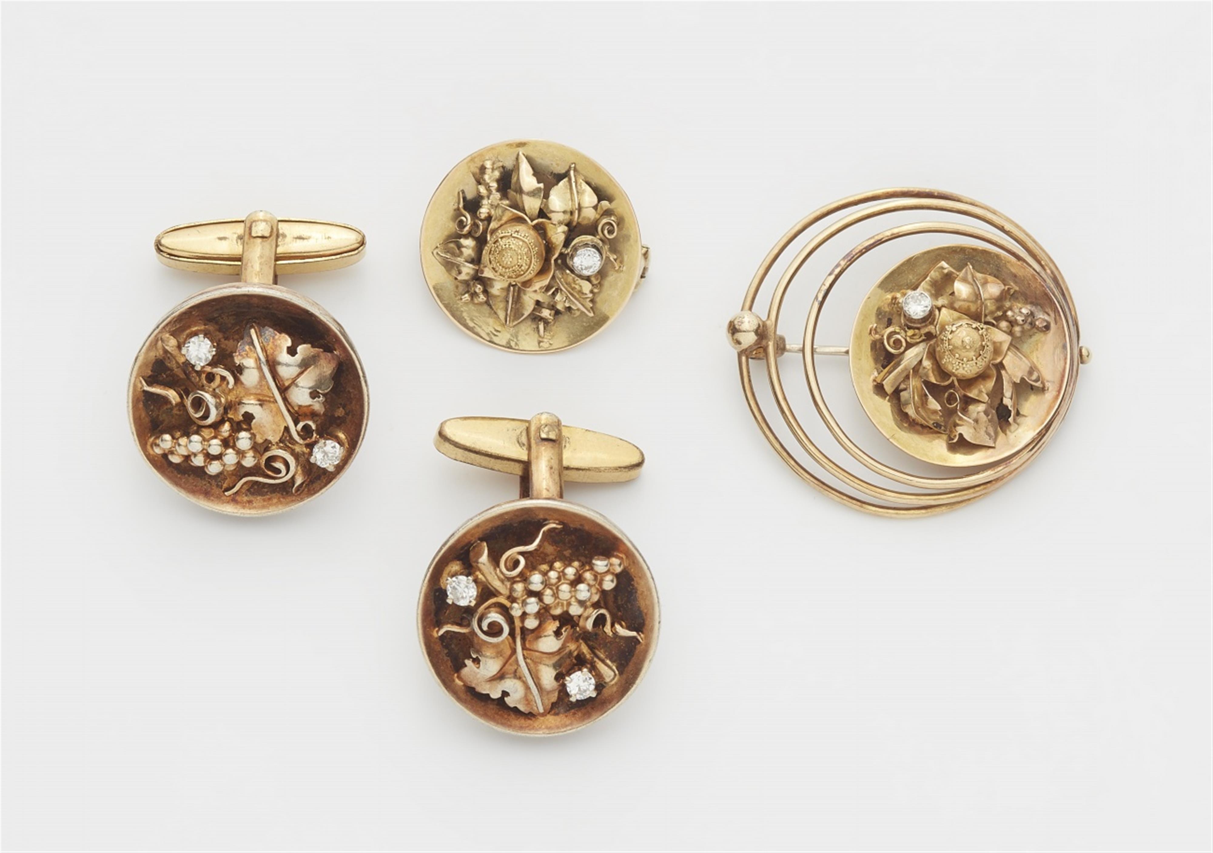 A pair of grapevine cufflinks - image-1