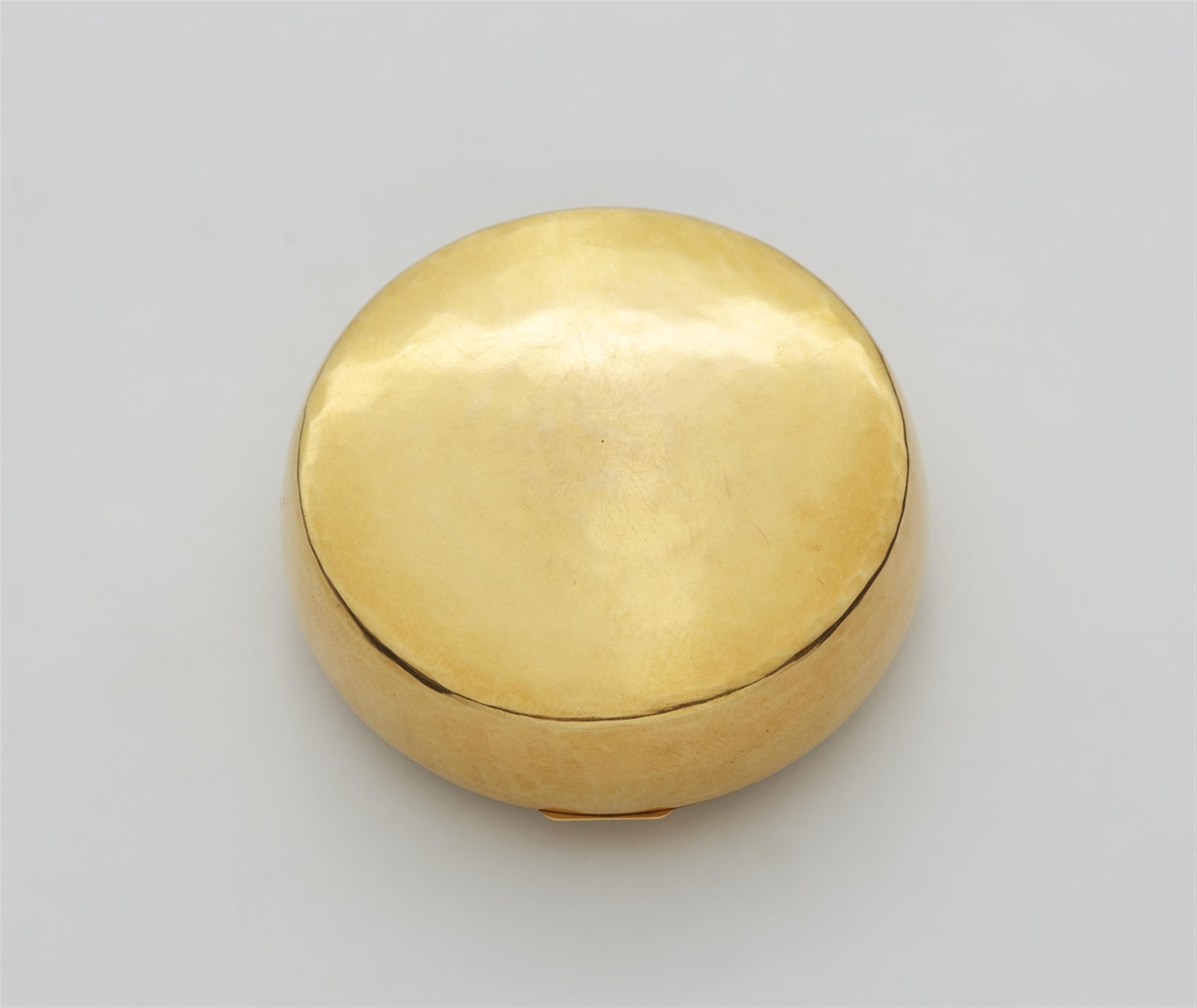 An 18 and 21k gold enamelled "Greif" pillbox - image-2