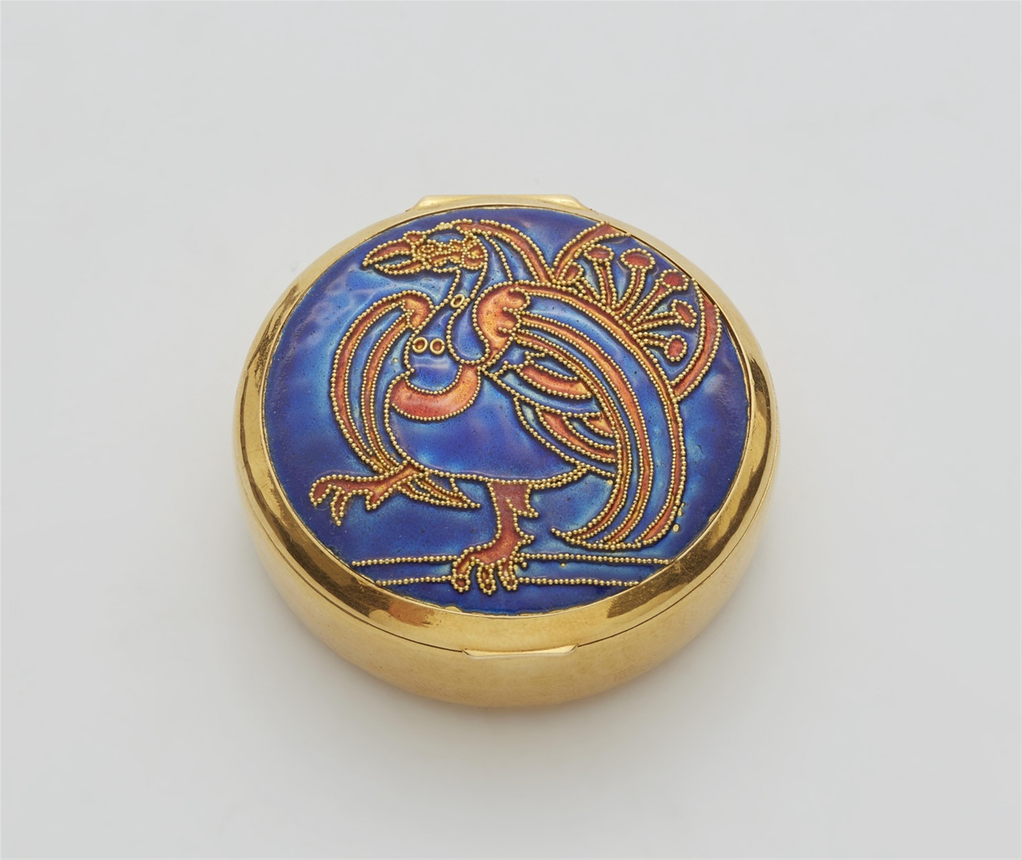 An 18 and 21k gold enamelled "Greif" pillbox - image-1