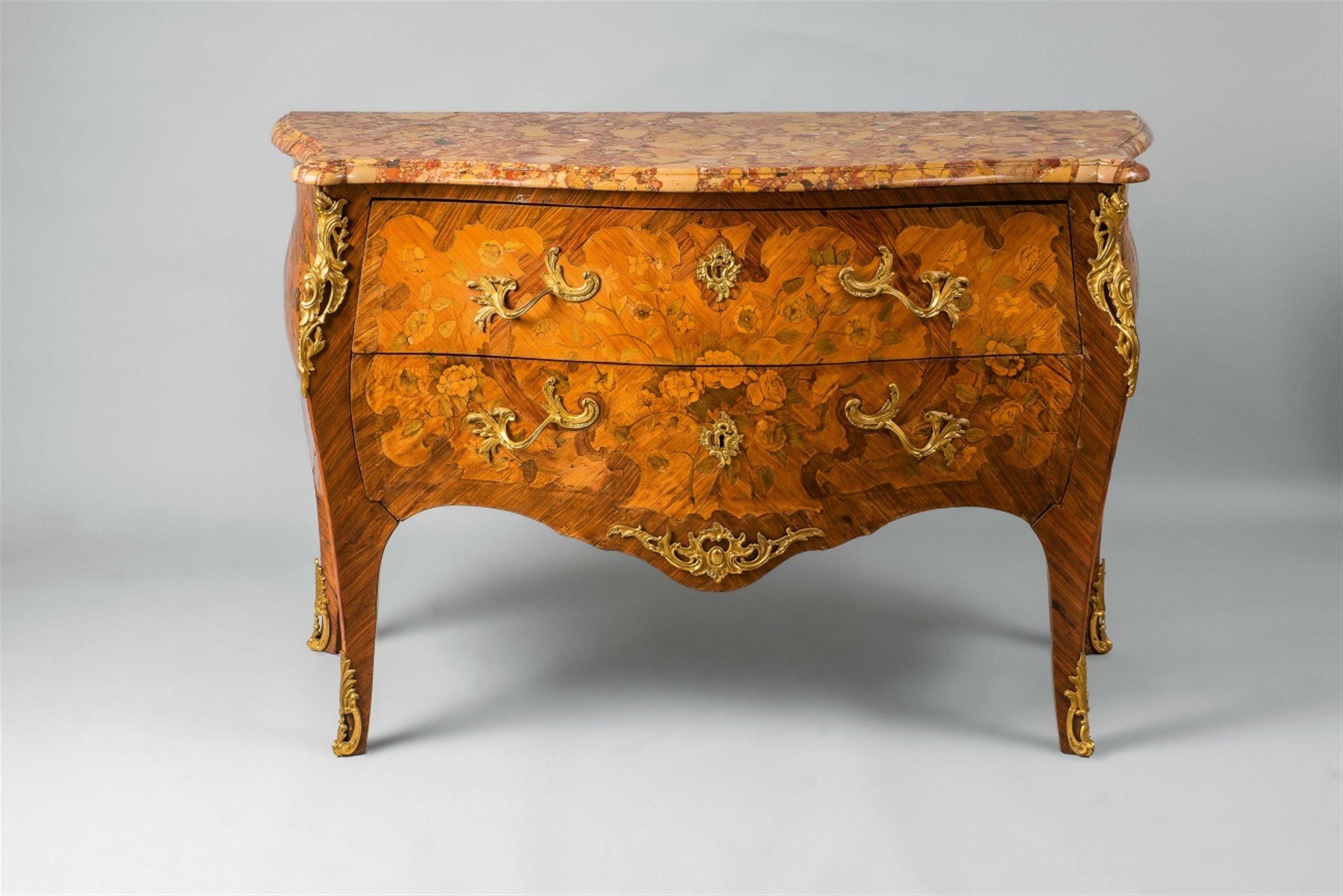 A Louis XV style chest of drawers - image-1