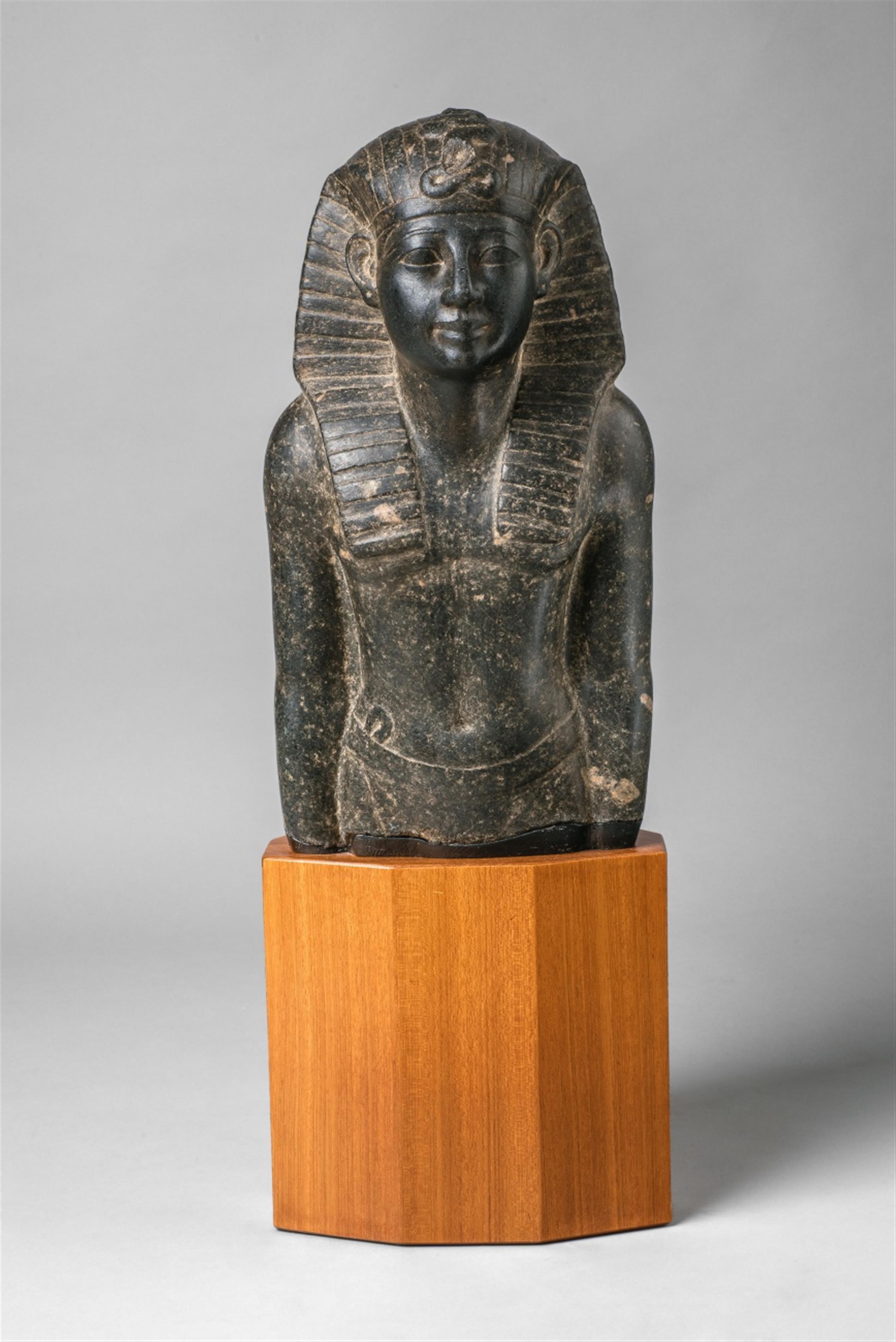 Halbfigur eines Pharao - image-1