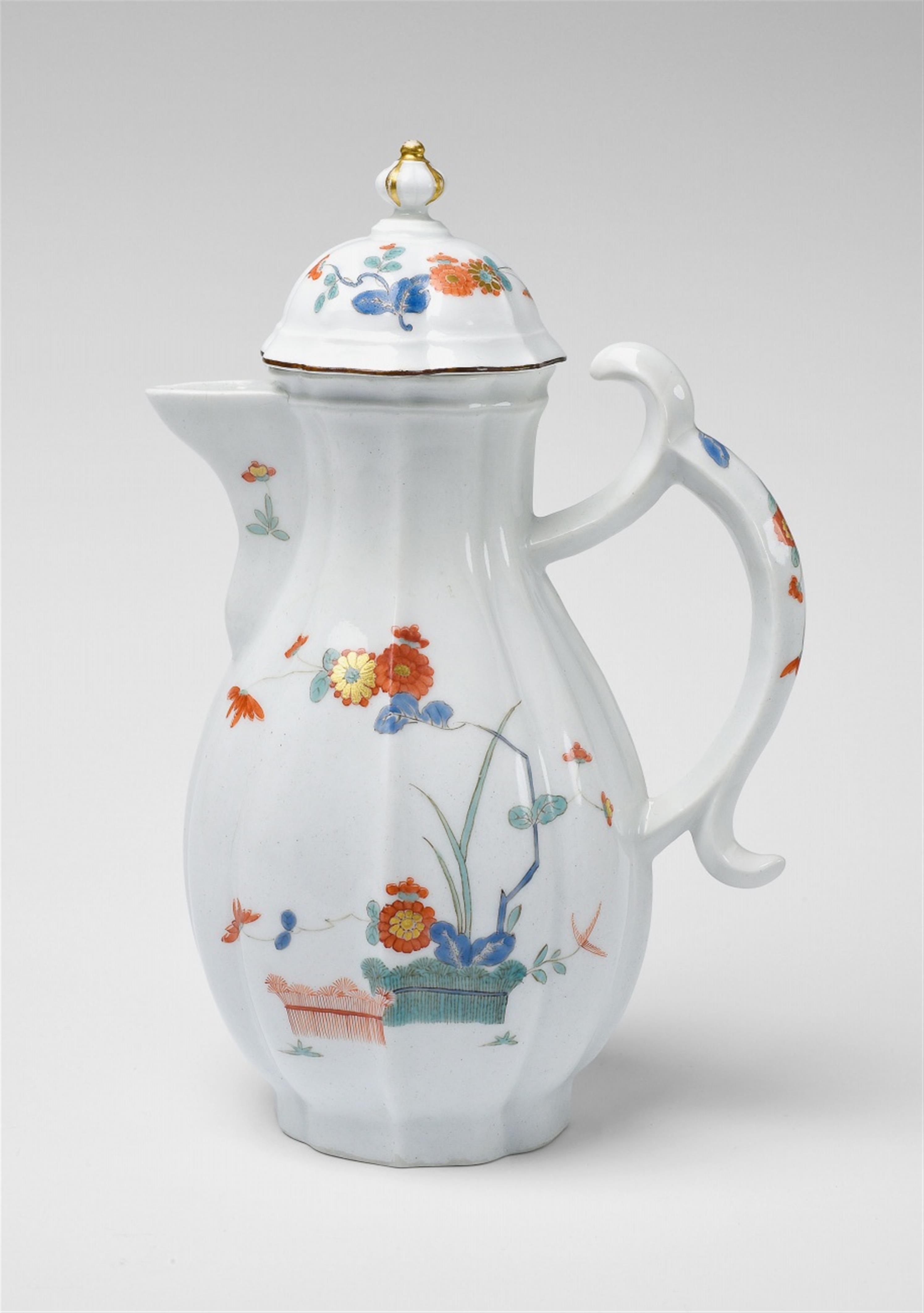 A Meissen porcelain coffee pot and cover with kakiemon decor - image-1