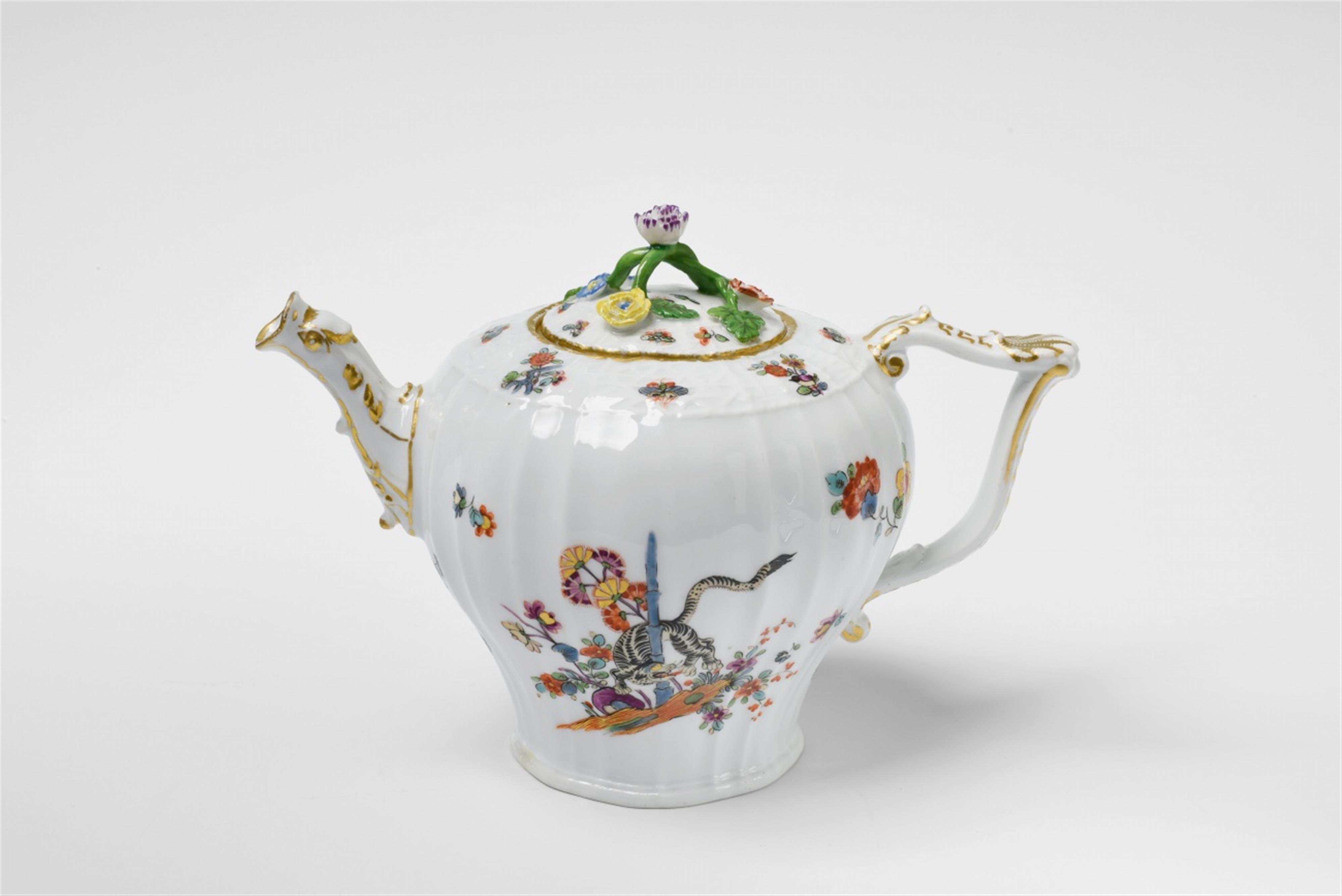 A Meissen porcelain teapot with "yellow lion" decor - image-1