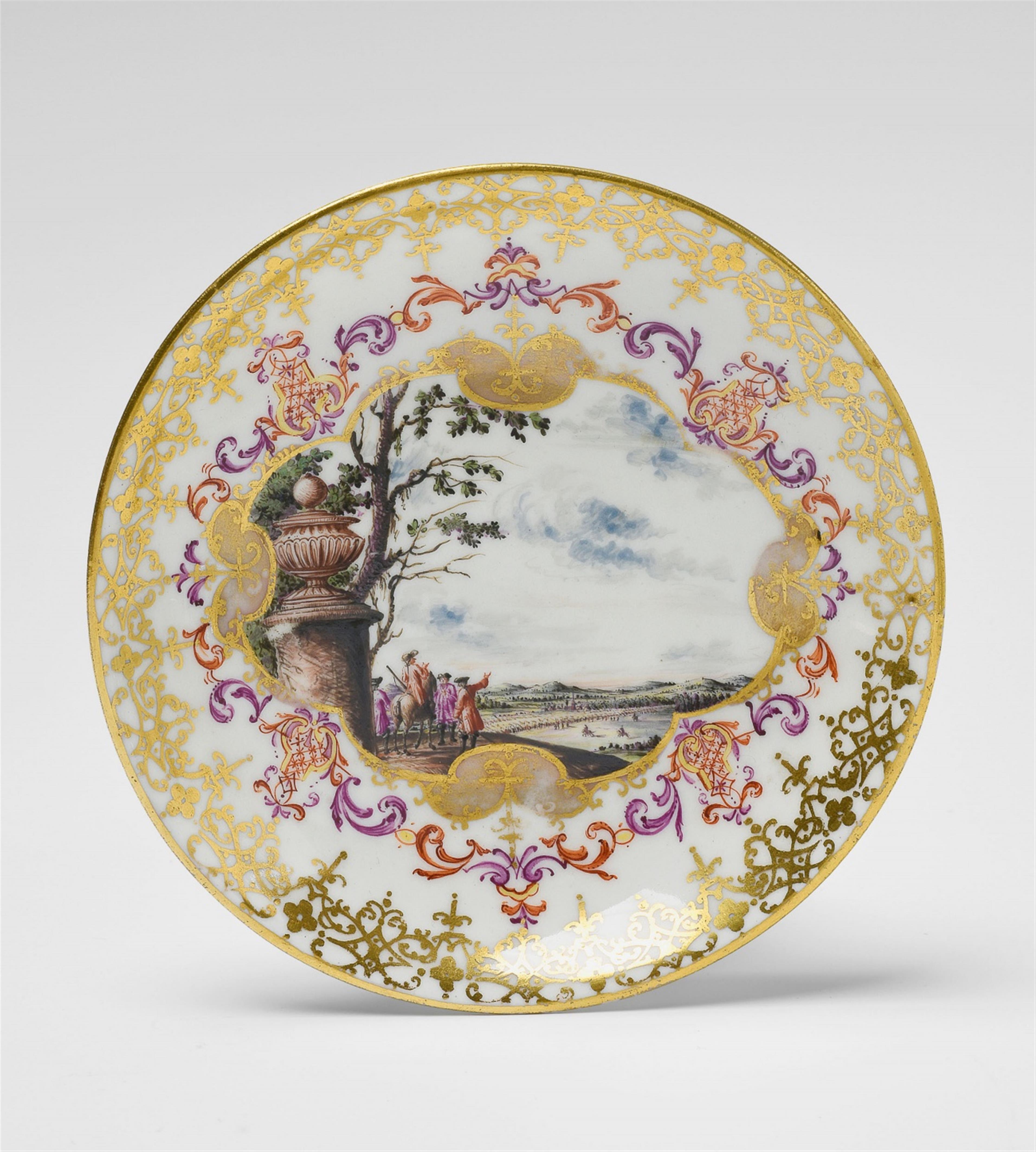 A Meissen porcelain saucer with a battle scene - image-1