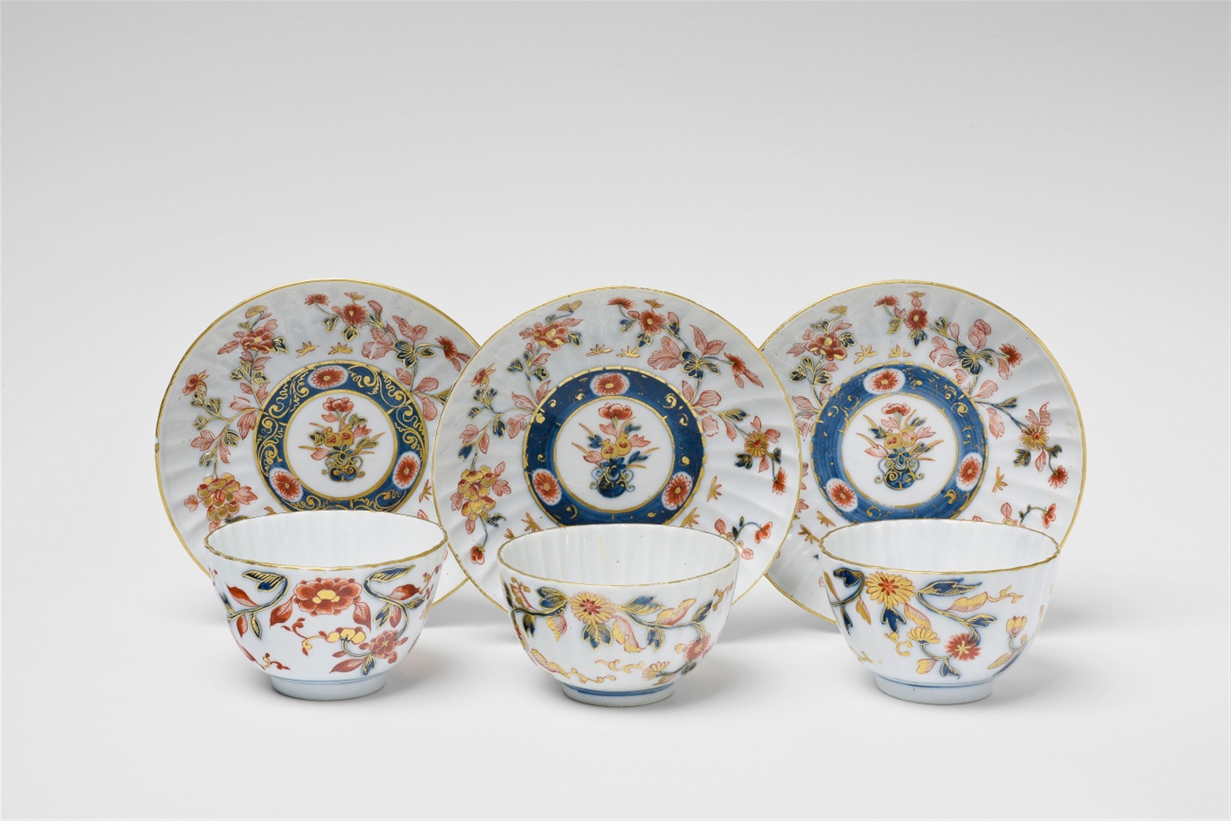 Four Meissen porcelain tea bowls and saucers with Imari decor - image-1