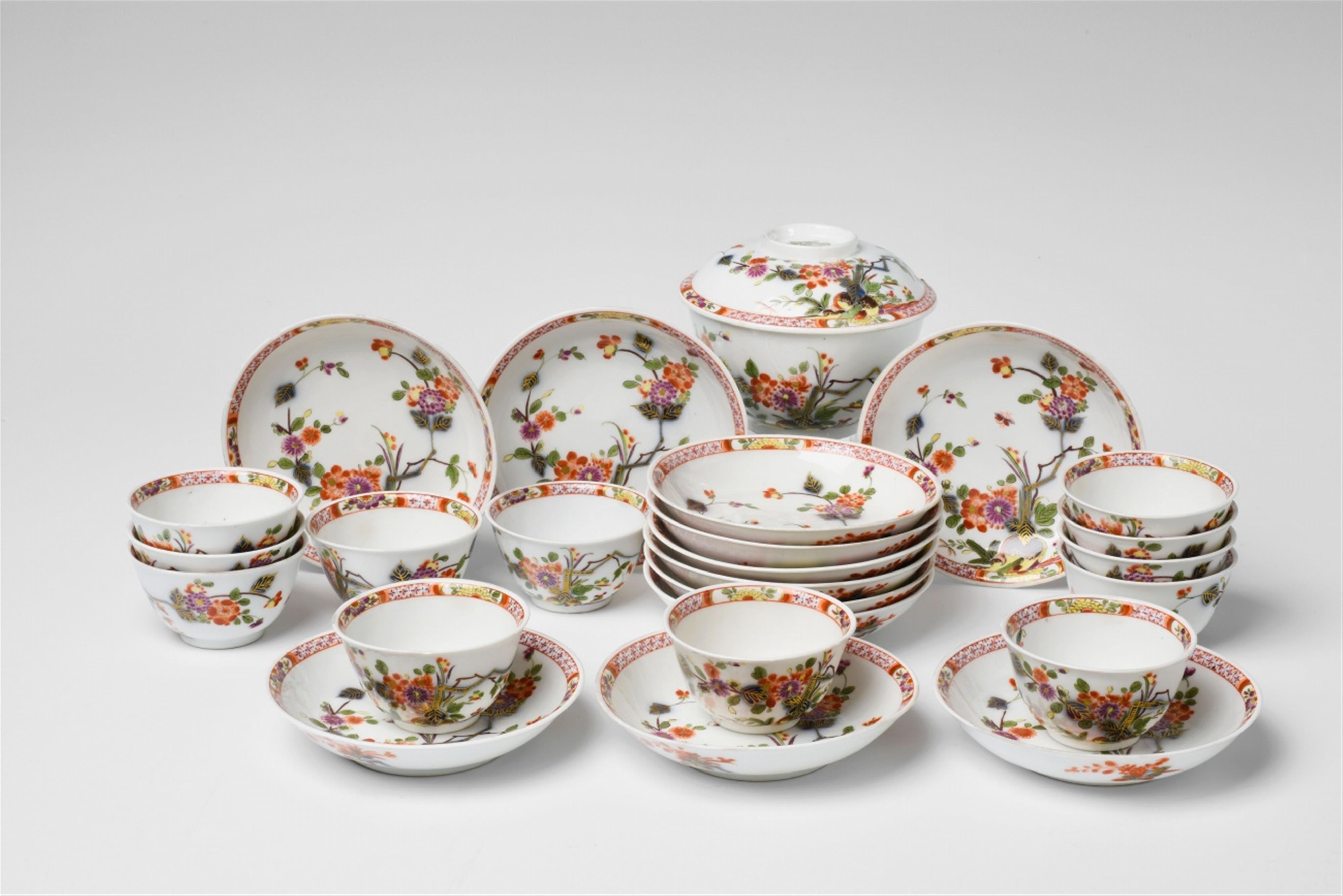 Twelve tea bowls and a box with "indianische blumen" - image-1