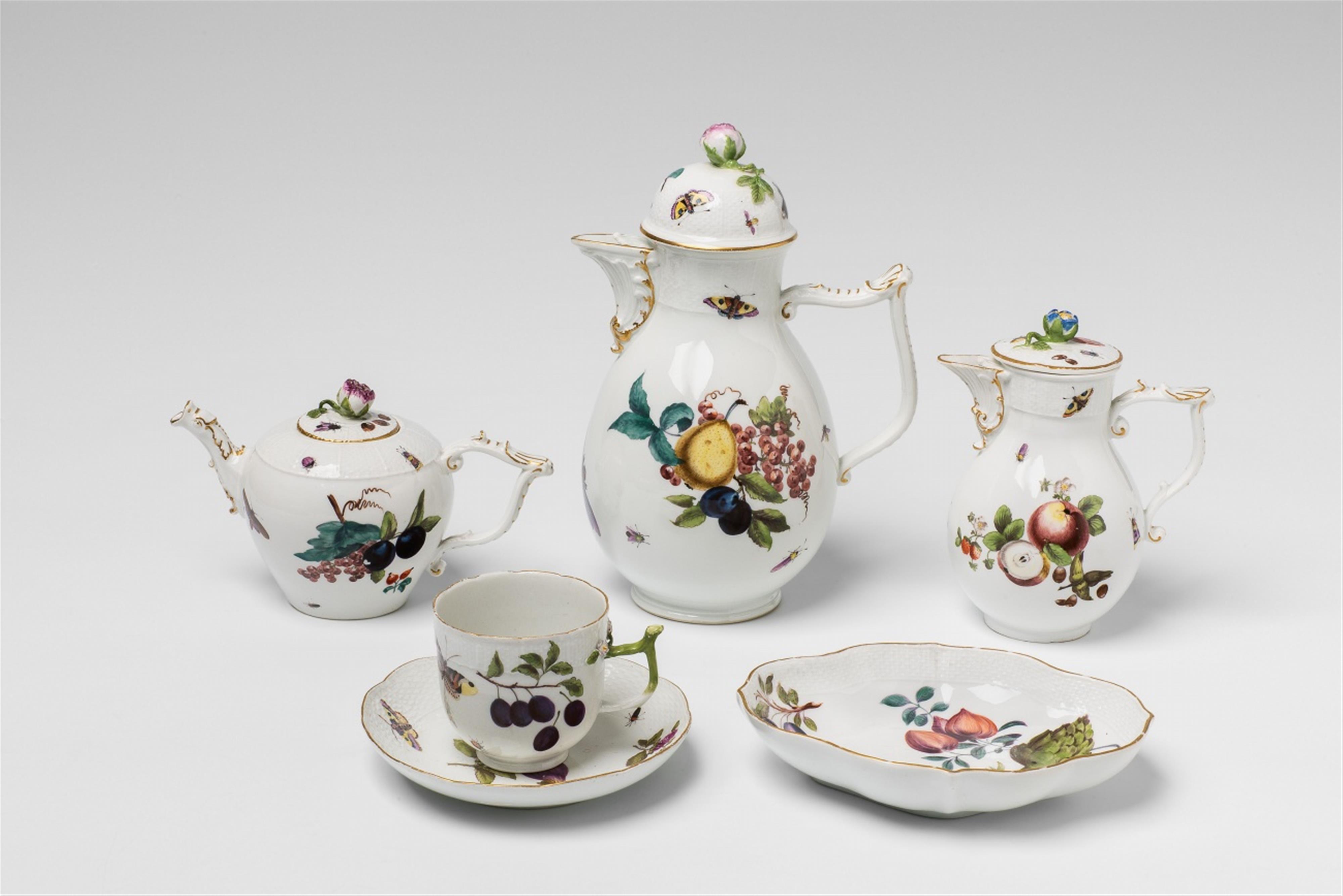 Six pieces of Meissen porcelain with fruit decor - image-1