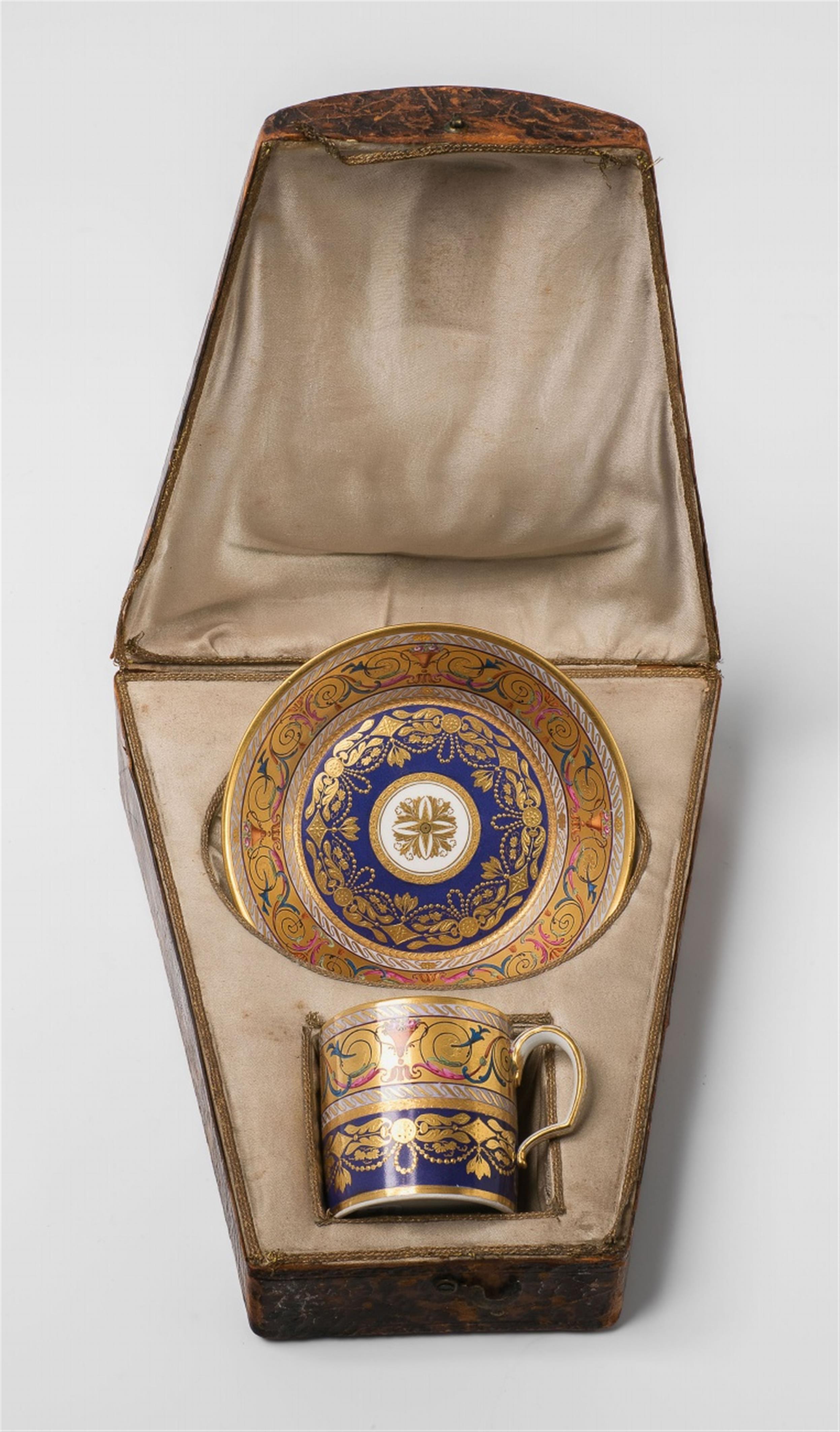 A Vienna porcelain cup with arabesque decor in the original case - image-3
