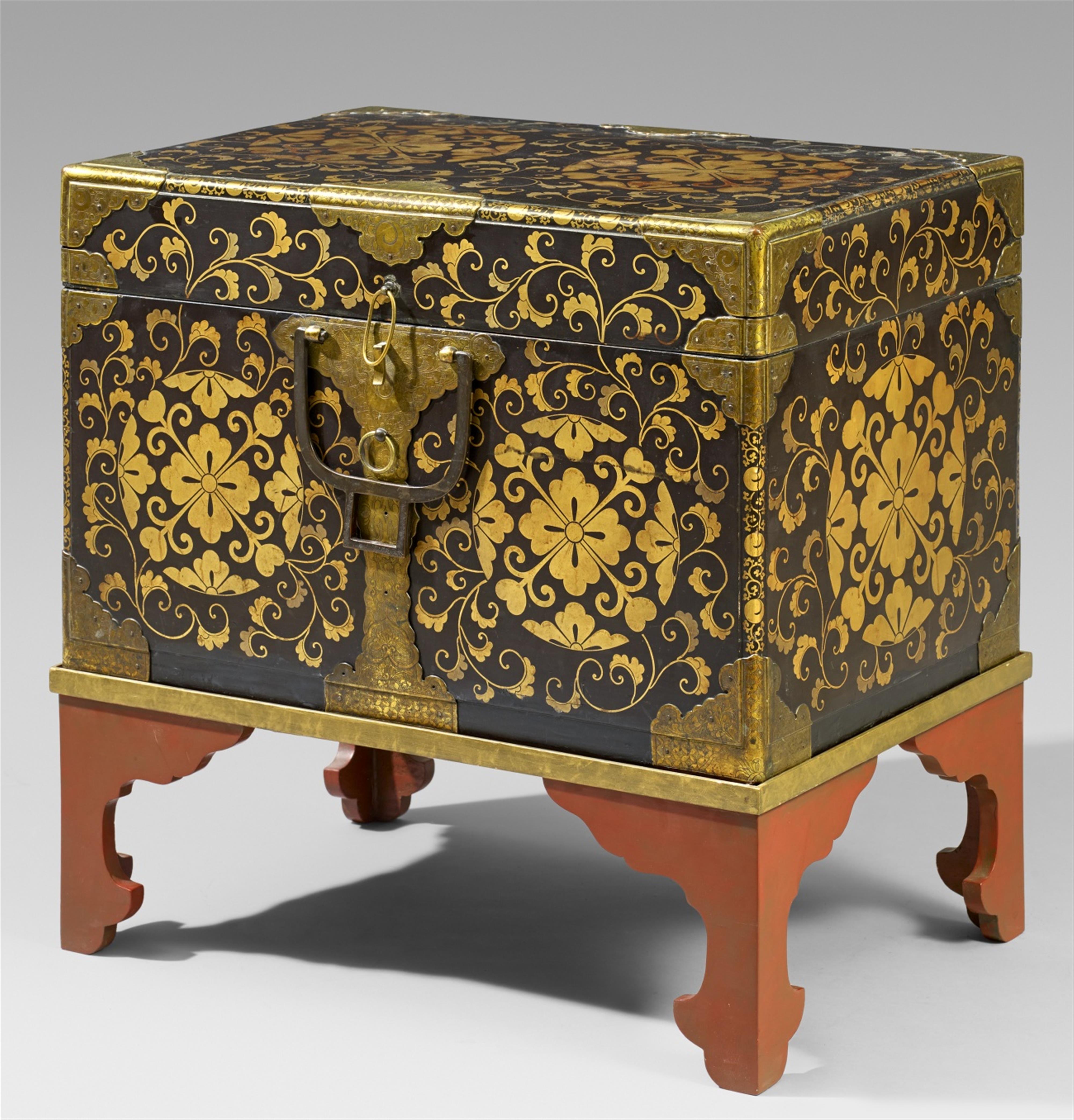 A large lacquer chest. 17th/18th century - image-1