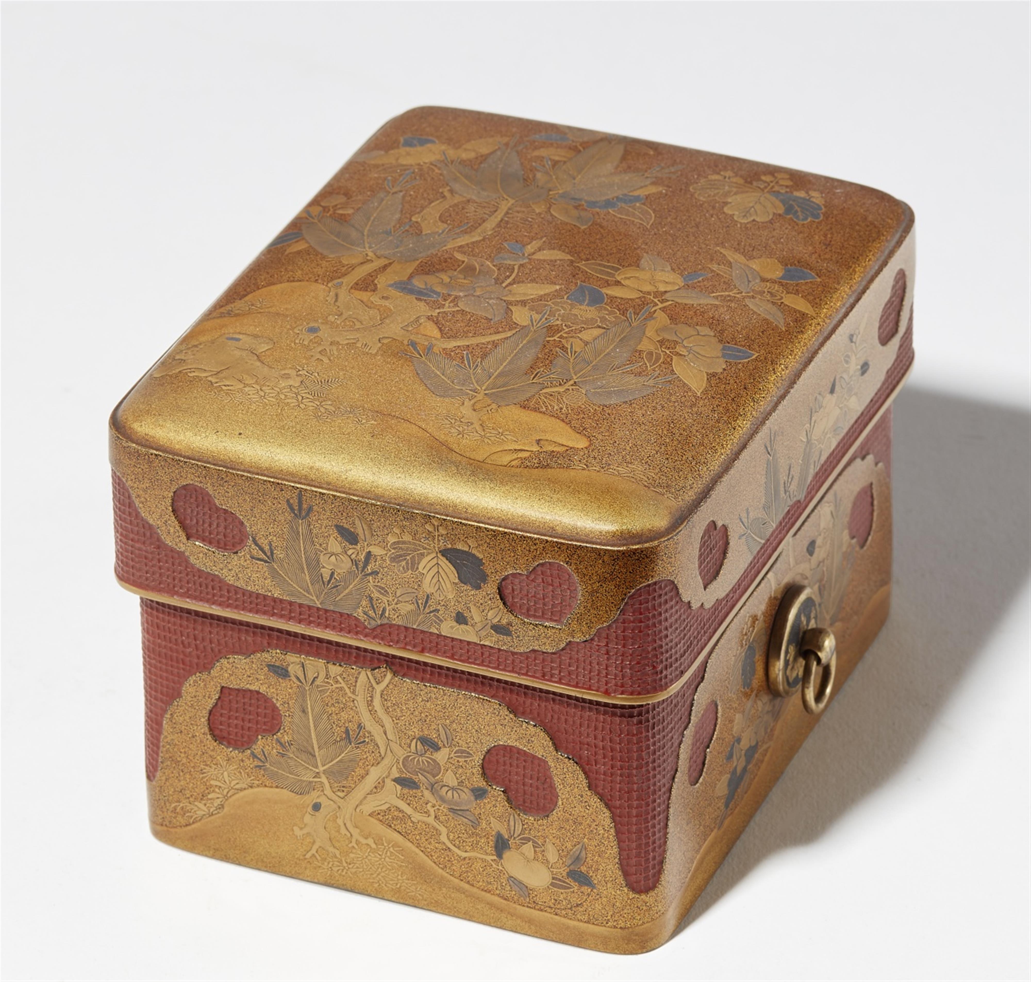 A lidded lacquer box of sumi-aka ("red corners") type. Edo period - image-1