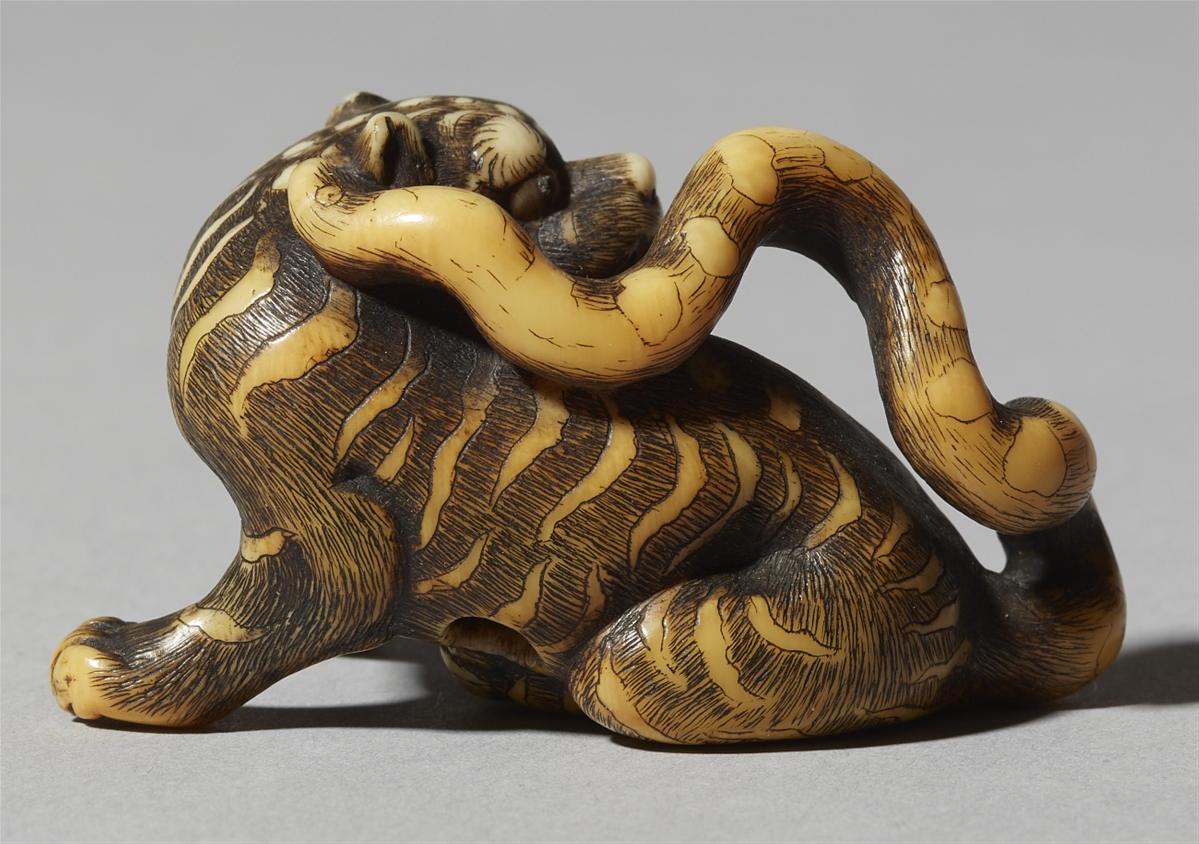 An ivory netsuke of a tiger. First half 19th century - image-2