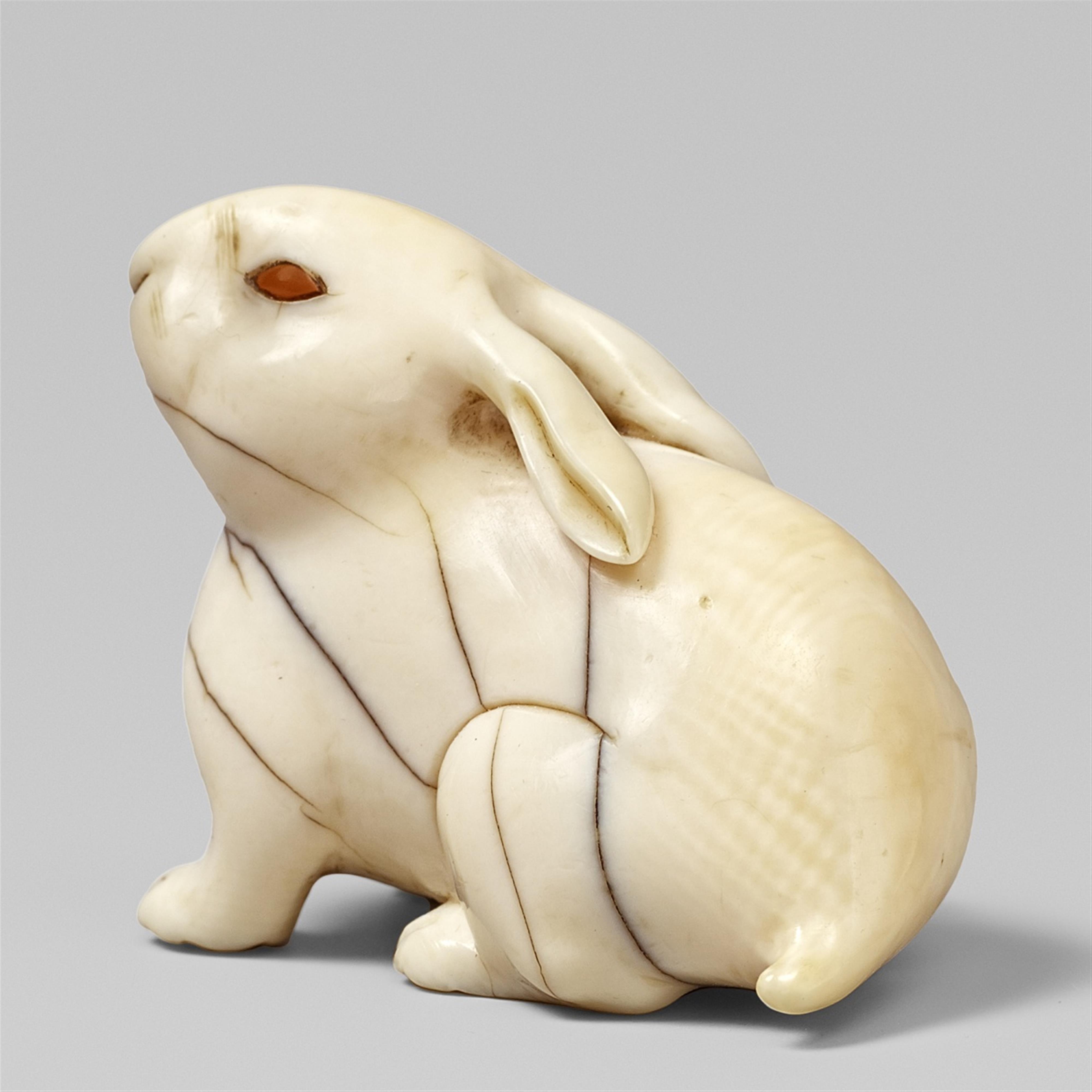 An ivory netsuke of a hare. Early 19th century - image-1