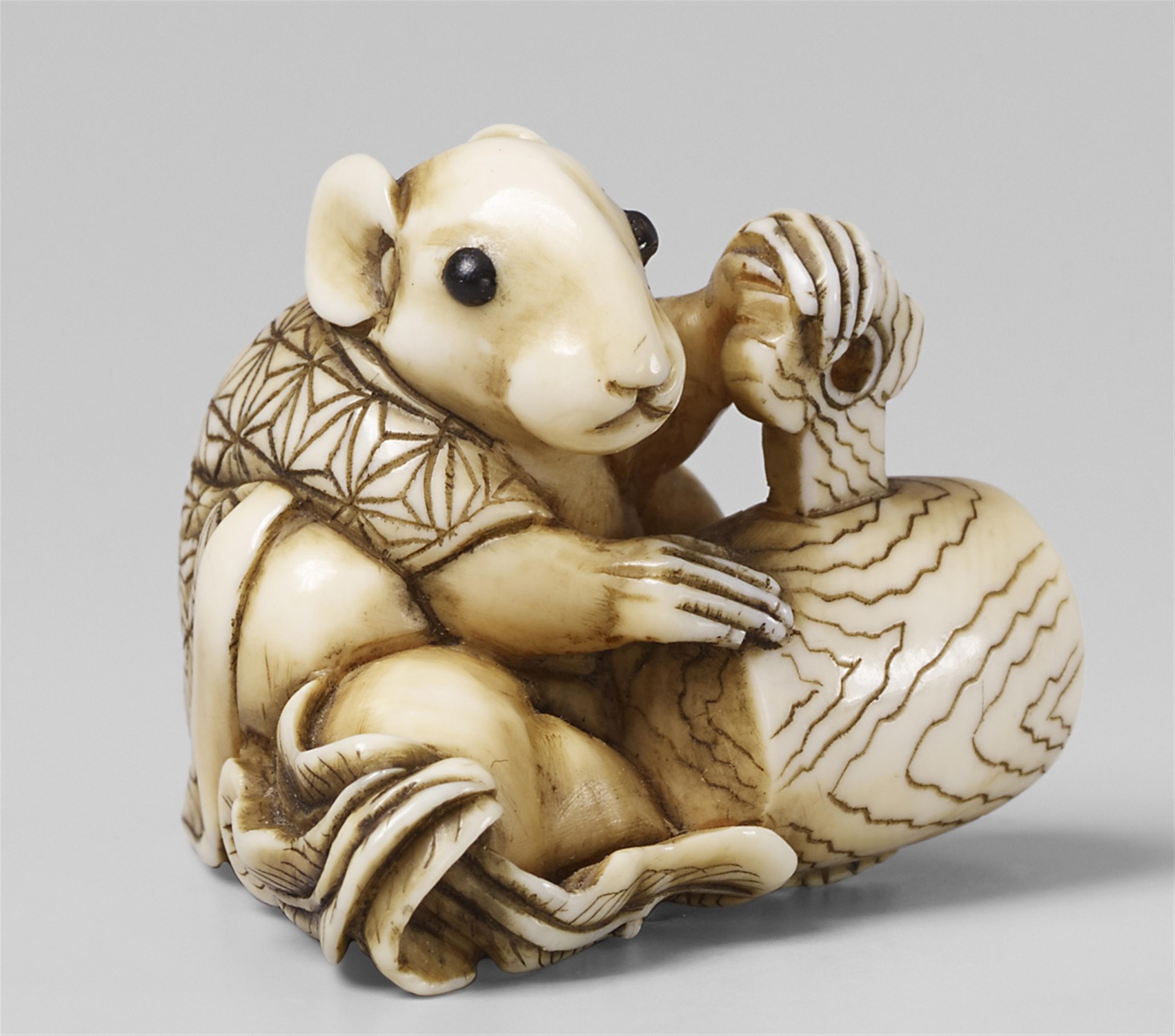 An ivory netsuke of a rat with Daikoku's attributes. Second half 19th century - image-1
