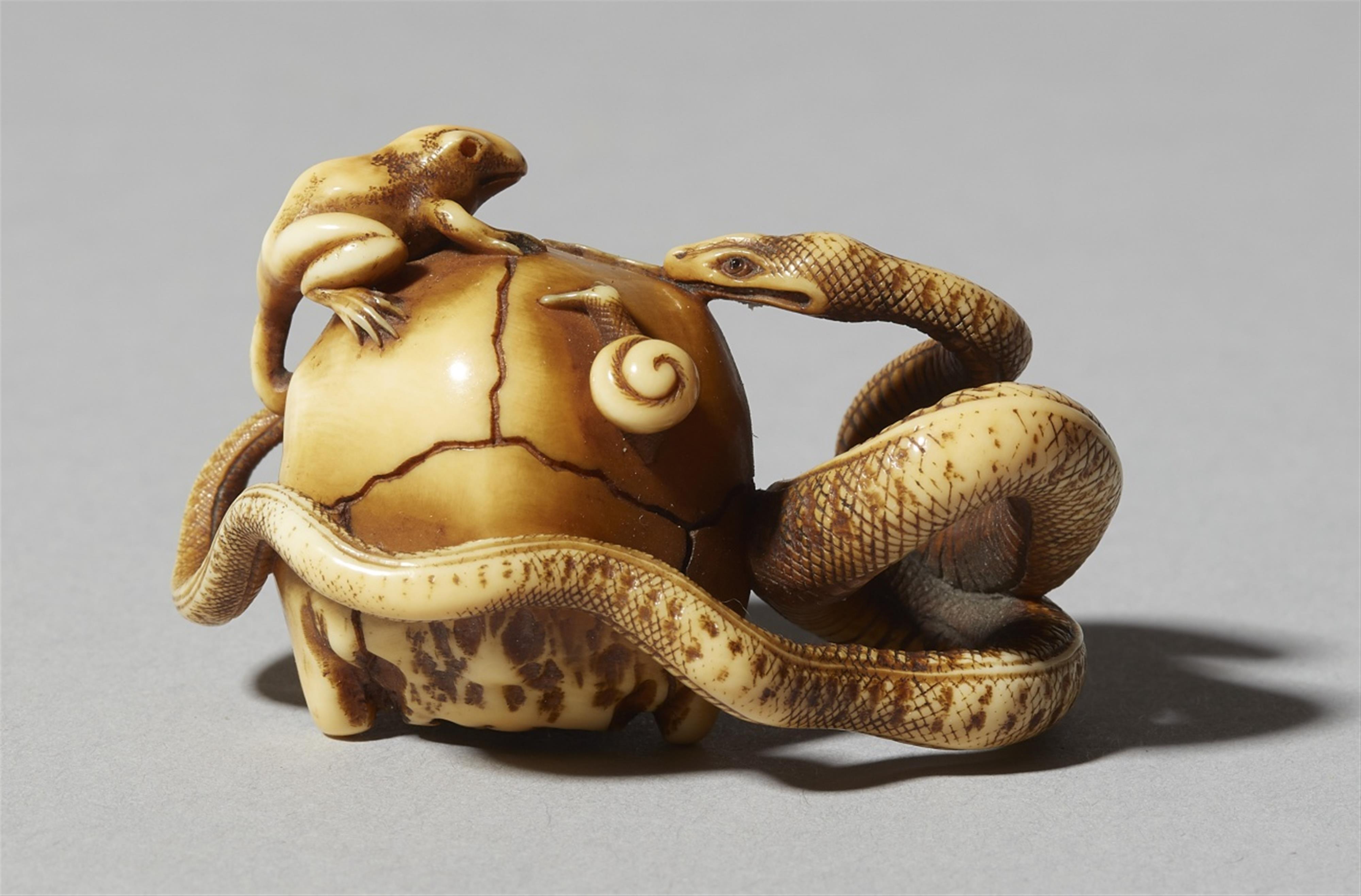 An ivory netsuke of sansukumi. Ca. 1880 - image-3