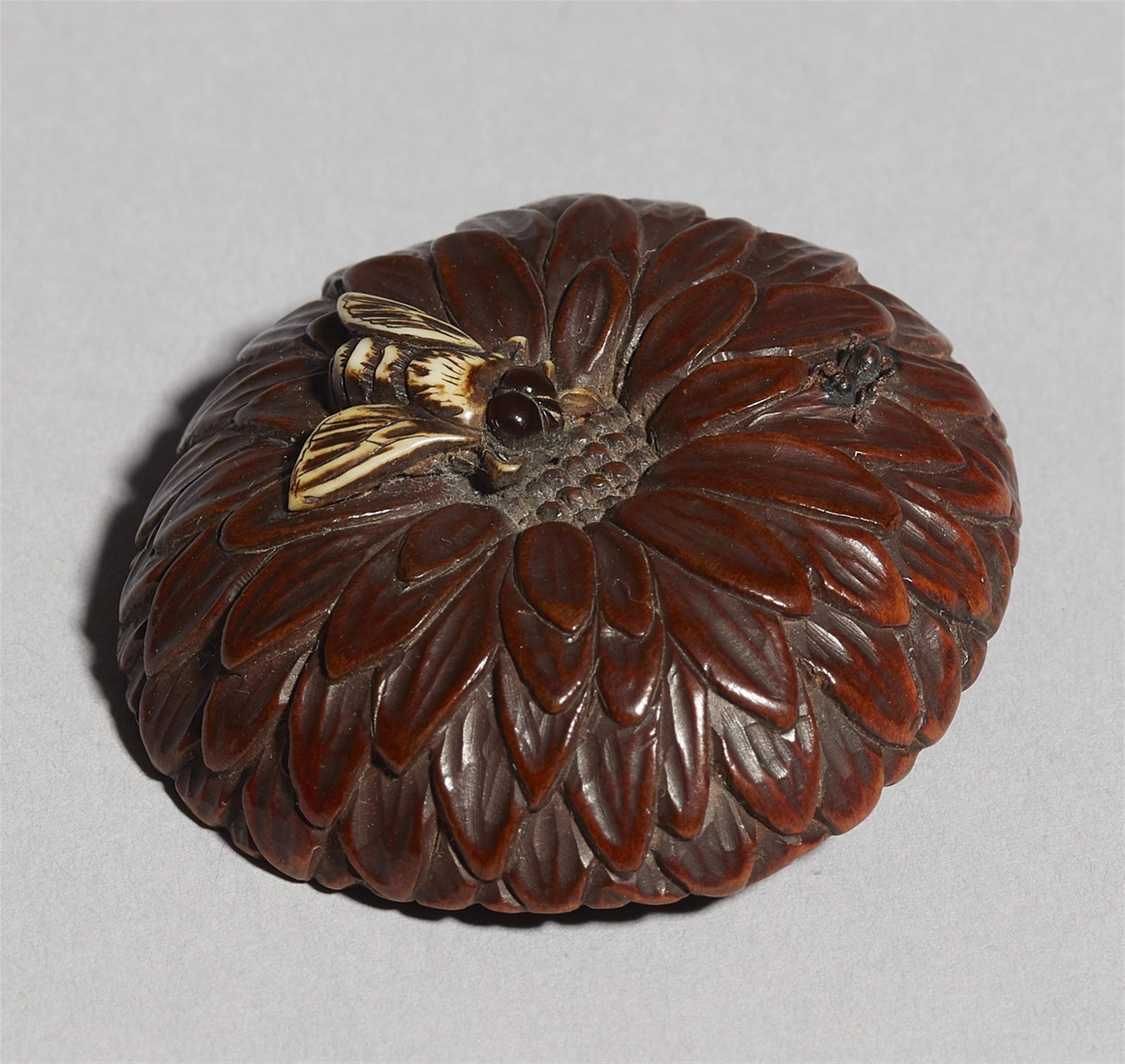 A Nagoya wood netsuke of a chrysynthemum flower and insects. 19th century - image-1