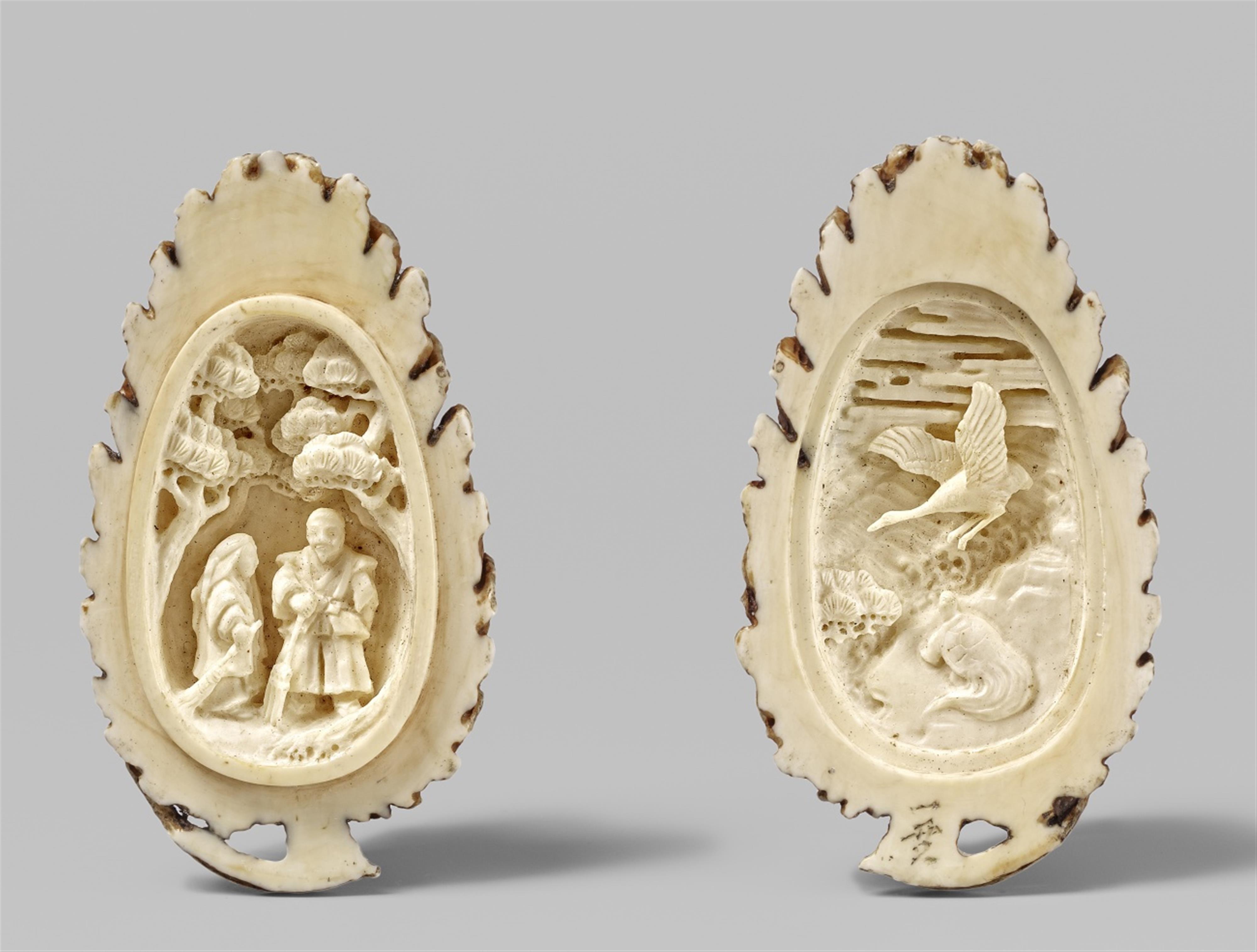 A two-part ivory netsuke of a pine cone. Late 19th century - image-1