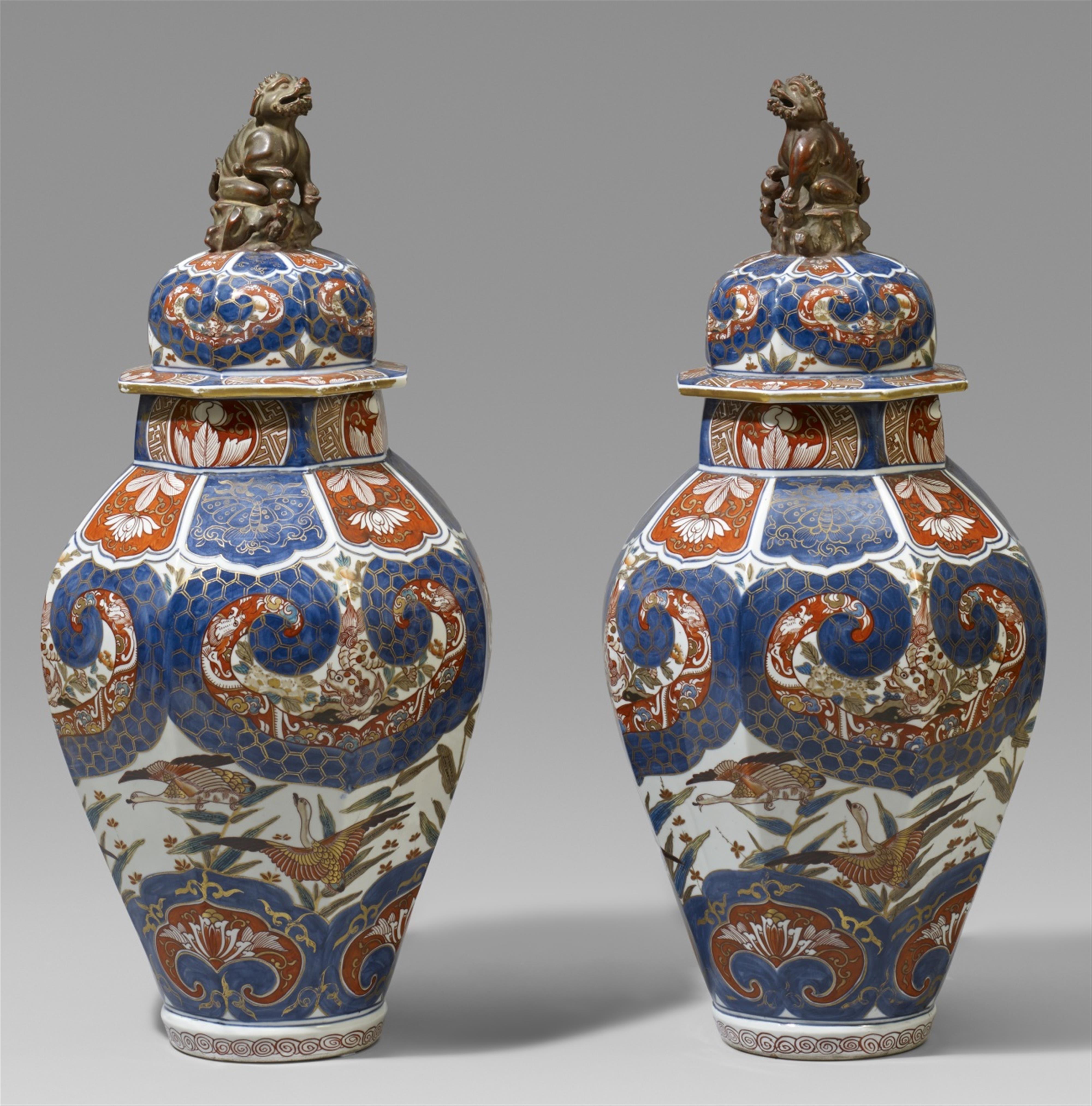 A pair of Samson lidded baluster vases. 19th century - image-1