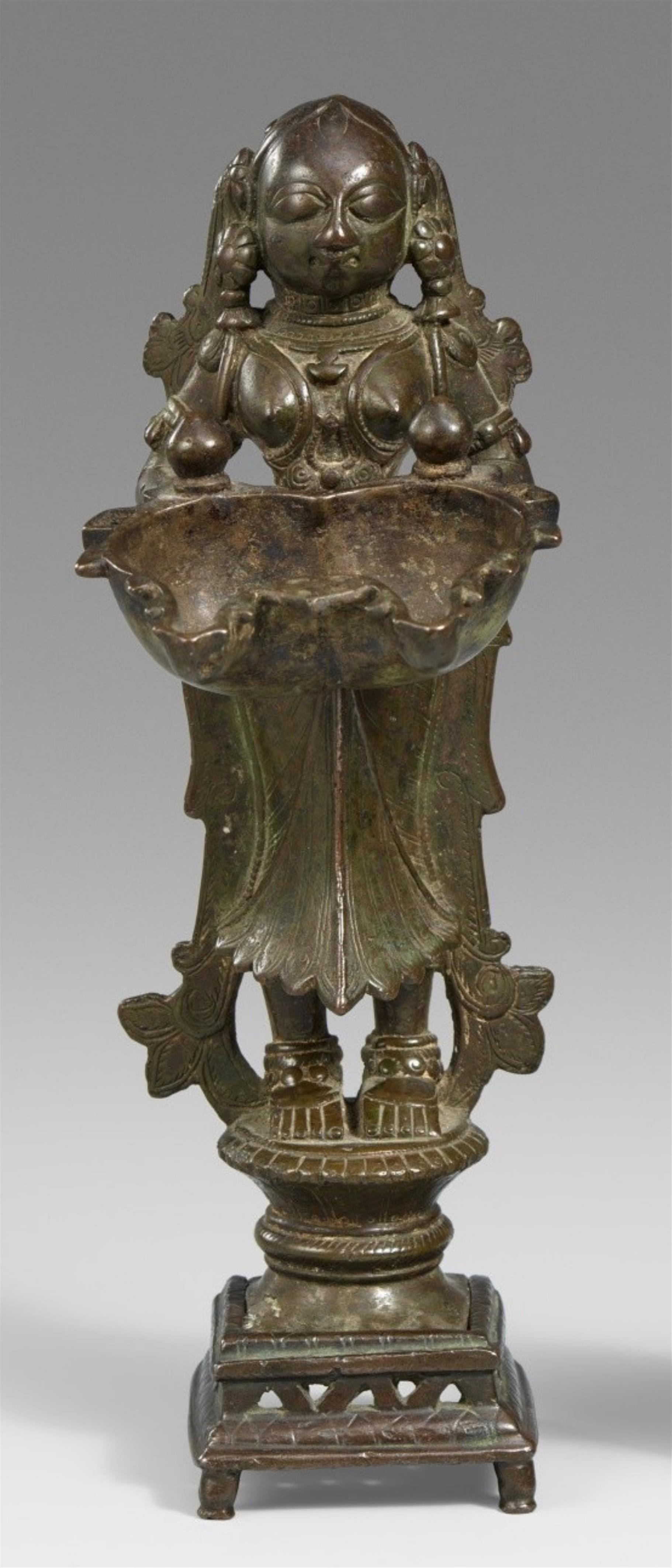 A bronze oil lamp of dipa lakshmi type. 18th/19th century - image-1