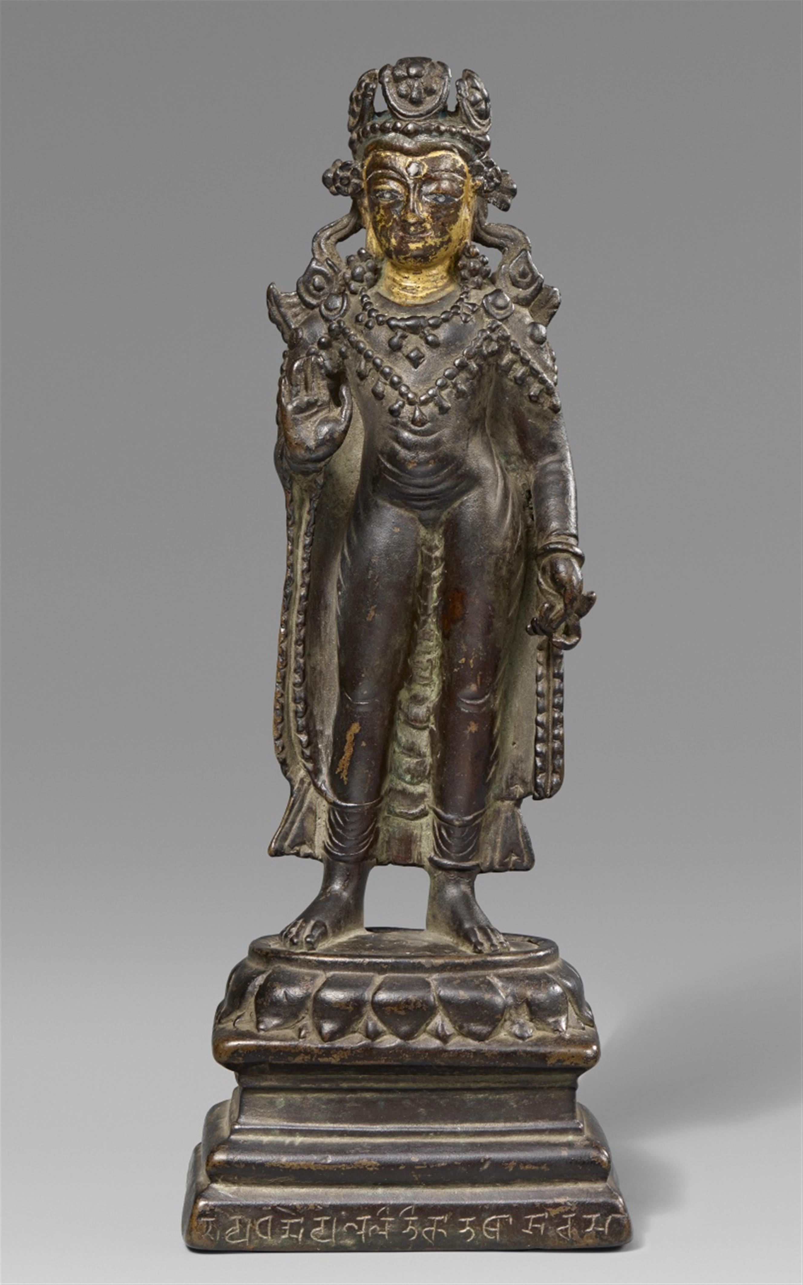 Seltene Figur des bekrönten Buddha. Dunkelpatinierte Bronze mit Silbereinlagen. Kaschmir oder Westtibet. 9./10. Jh. - image-1