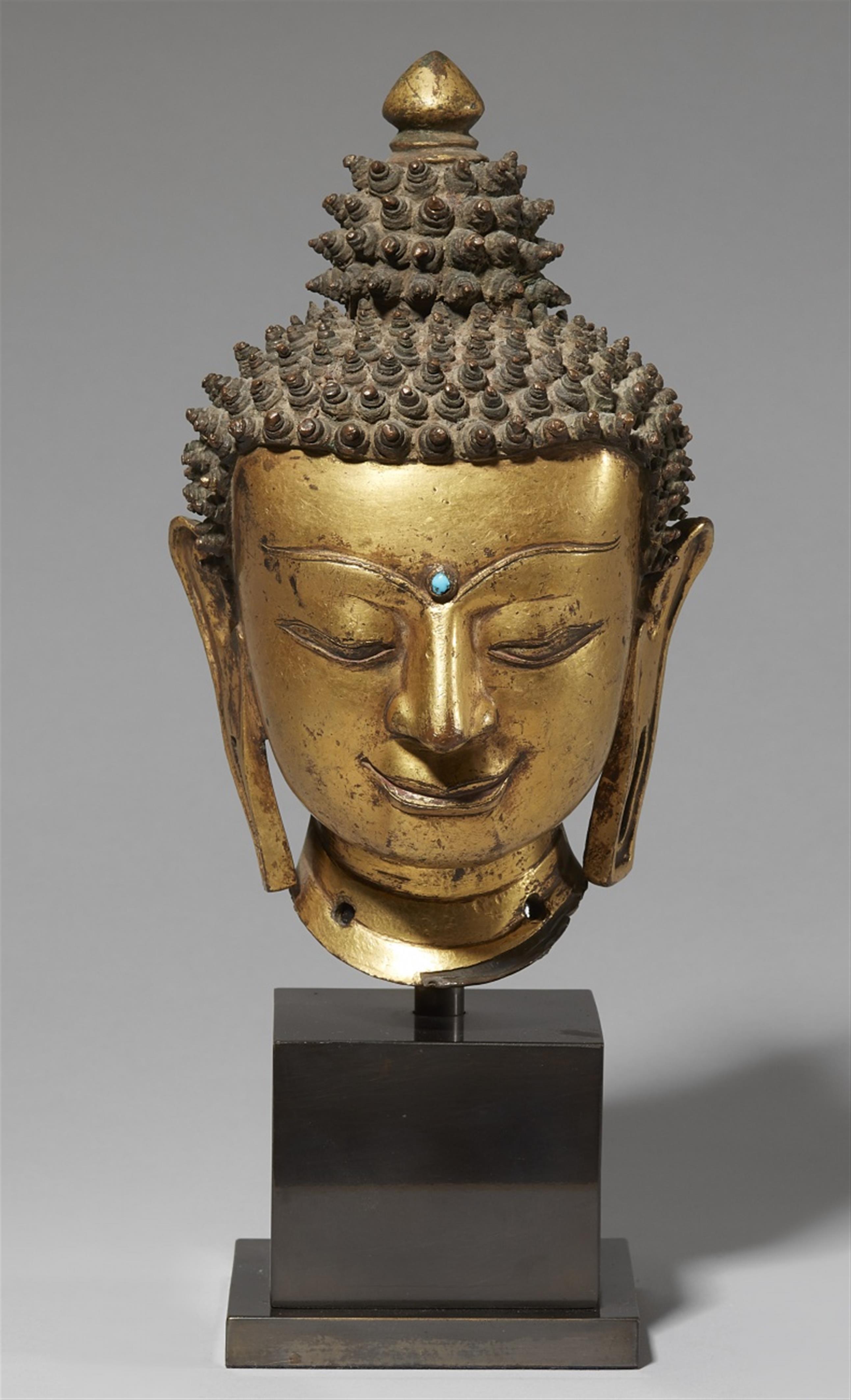 A precious Tibetan gilt bronze head of a Buddha. 14th/15th century - image-1