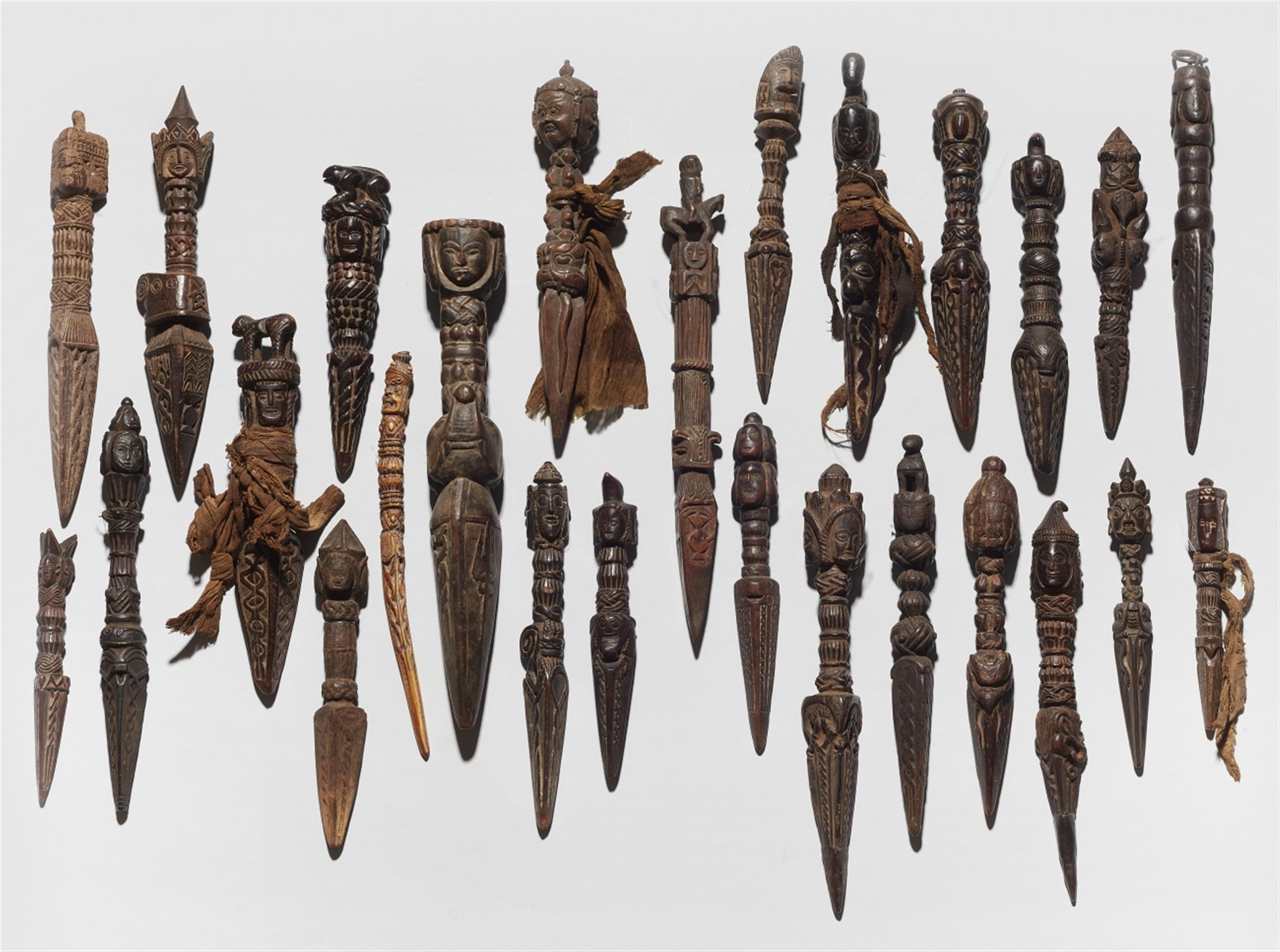 Sammlung von 26 interessanten Ritualdolchen (phurbu). Holz und Hirschhorn, geschnitzt. Nepal - image-1