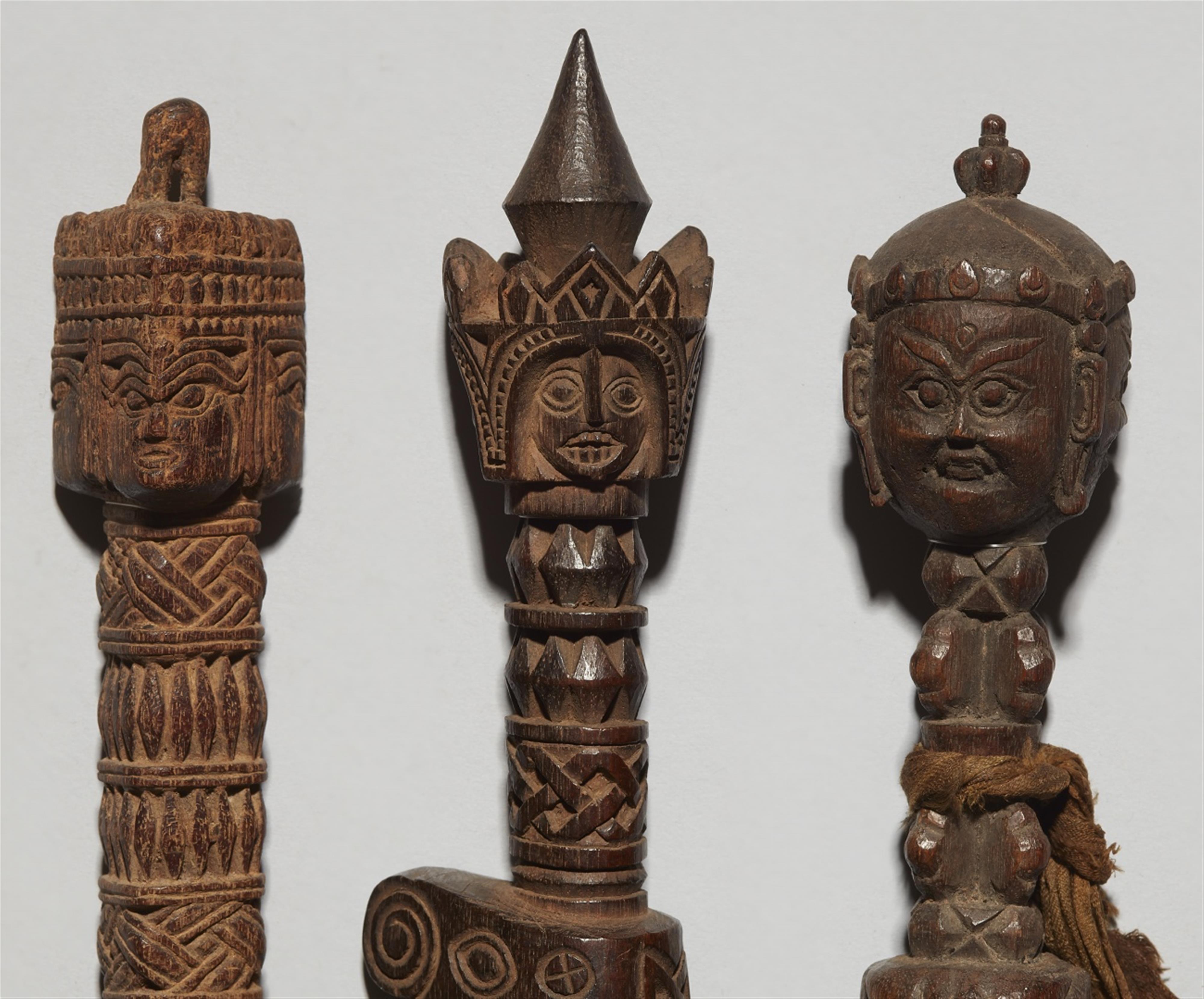 Sammlung von 26 interessanten Ritualdolchen (phurbu). Holz und Hirschhorn, geschnitzt. Nepal - image-2
