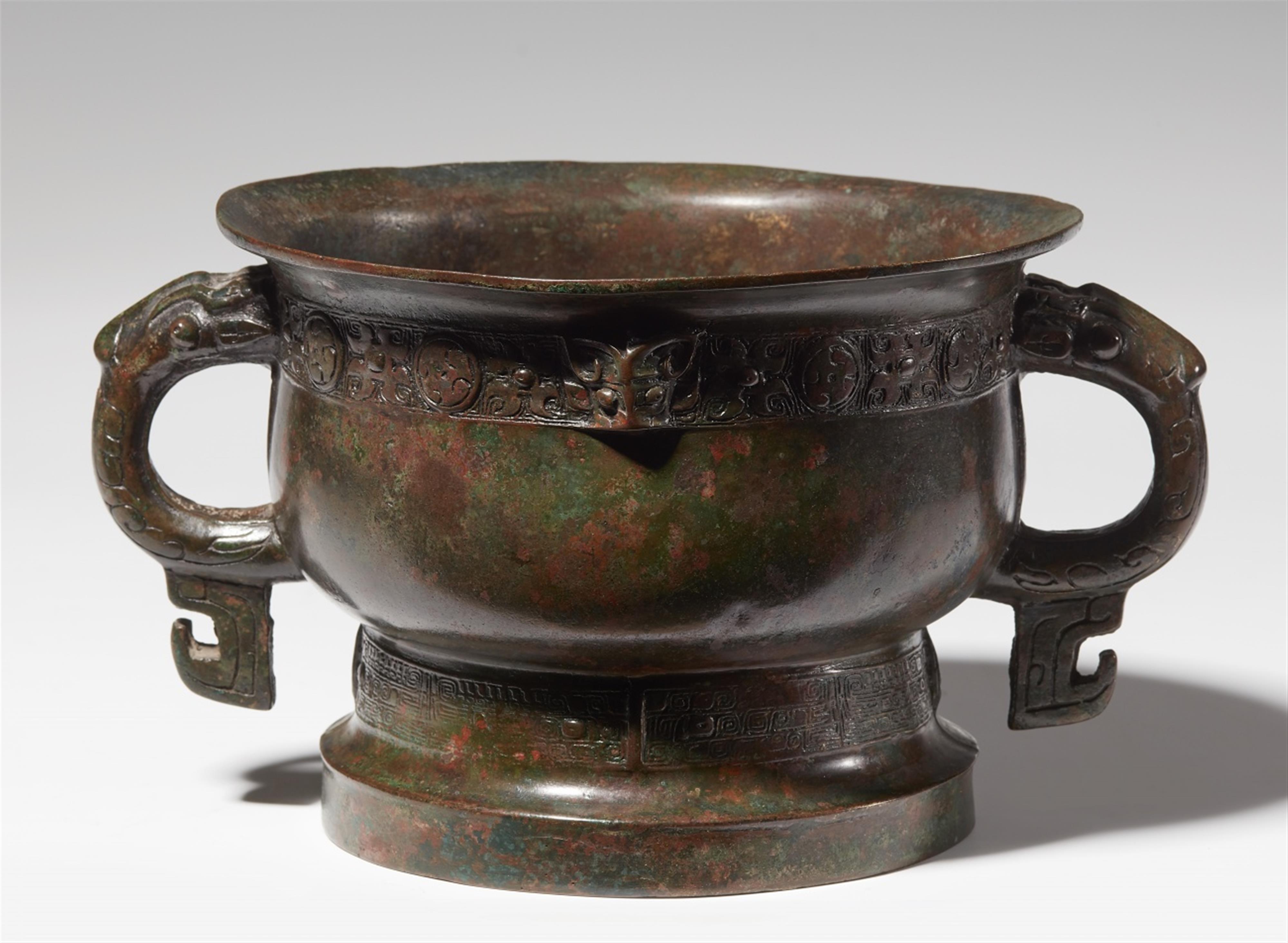 A bronze food vessel of gui type. Early Western Zhou dynasty, 11th century BC - image-1