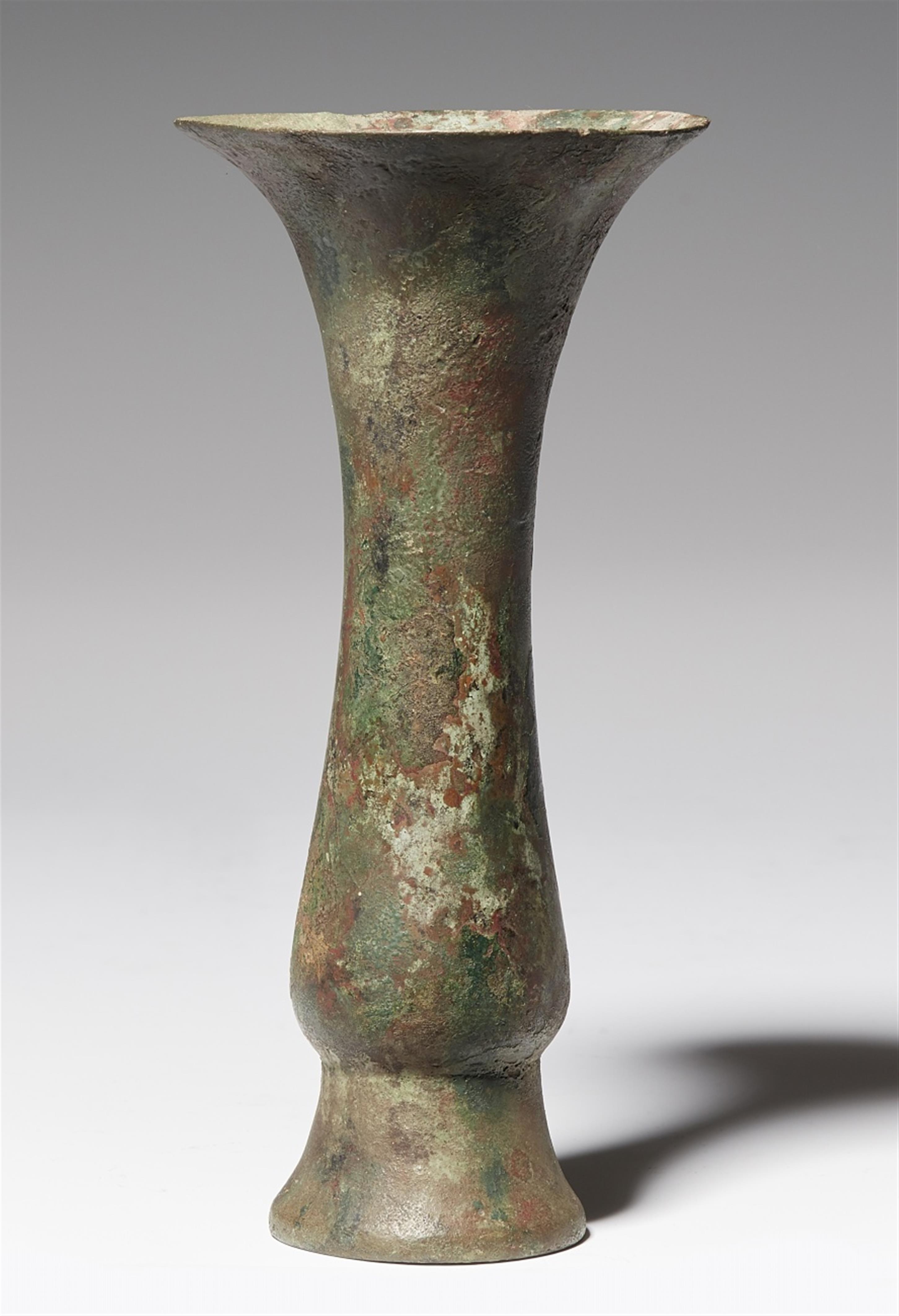 Eleganter, schlanker Kelch vom Typ ji oder duan. Bronze. Frühe Westiche Zhou-Zeit, ca. 11. Jh. - image-1