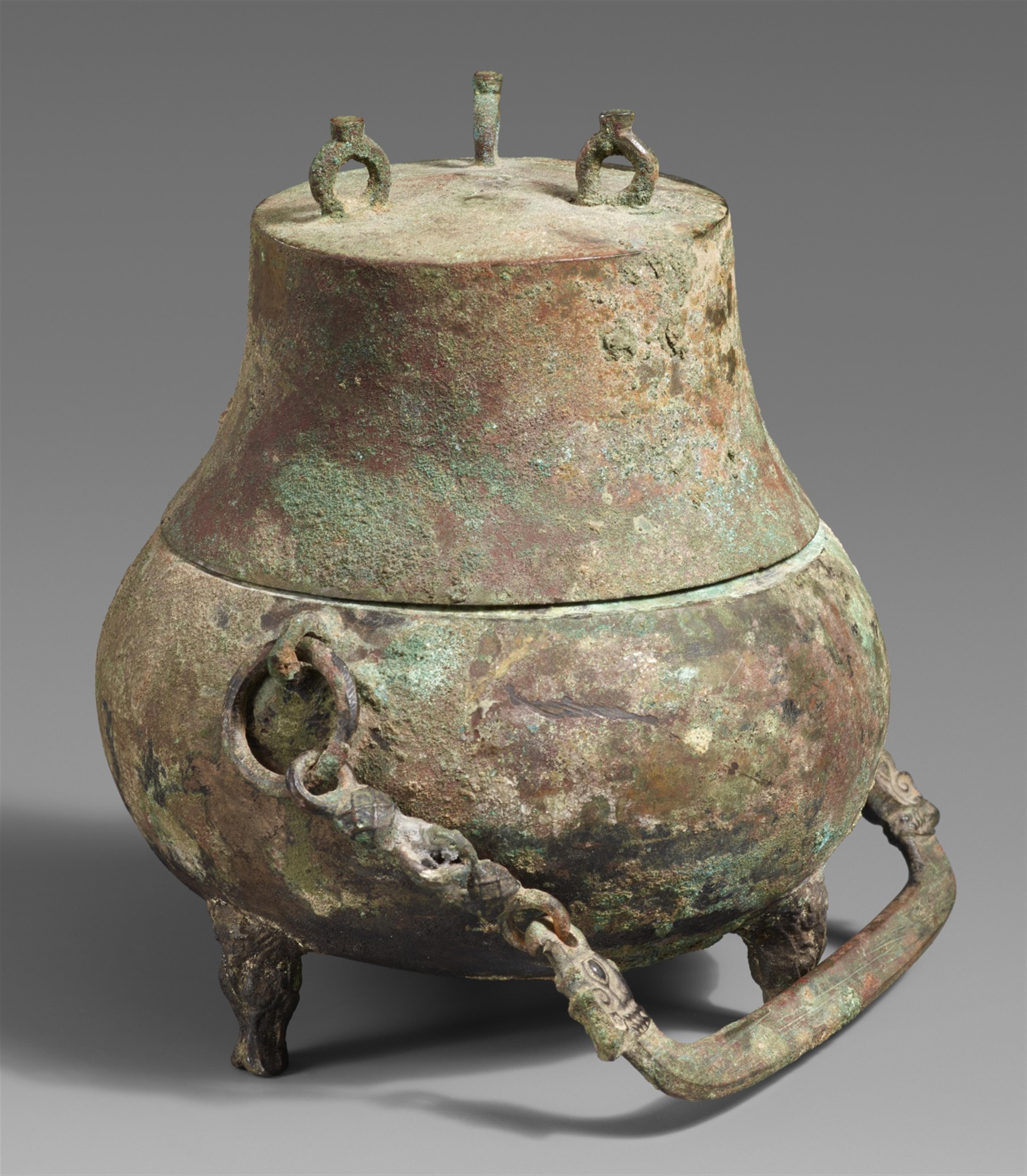 Weinopfergefäß vom Typ dilianghu. Bronze. Frühe Han-Zeit, 2. Jh. v. Chr. - image-1