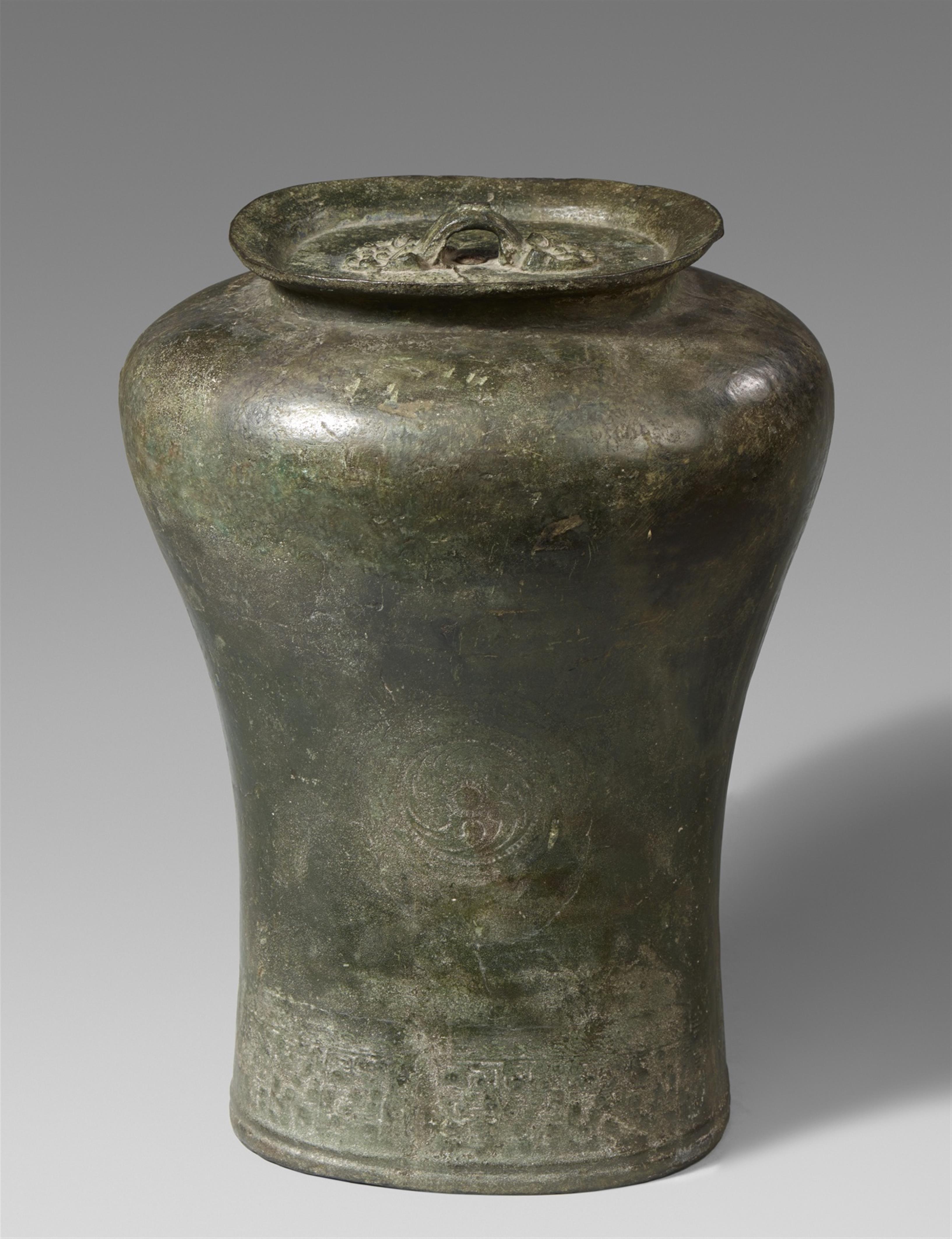 A large bronze military drum/bell. South-central/South-west China. Late Eastern Zhou/early Western Han dynasty, 3rd century BC - image-1
