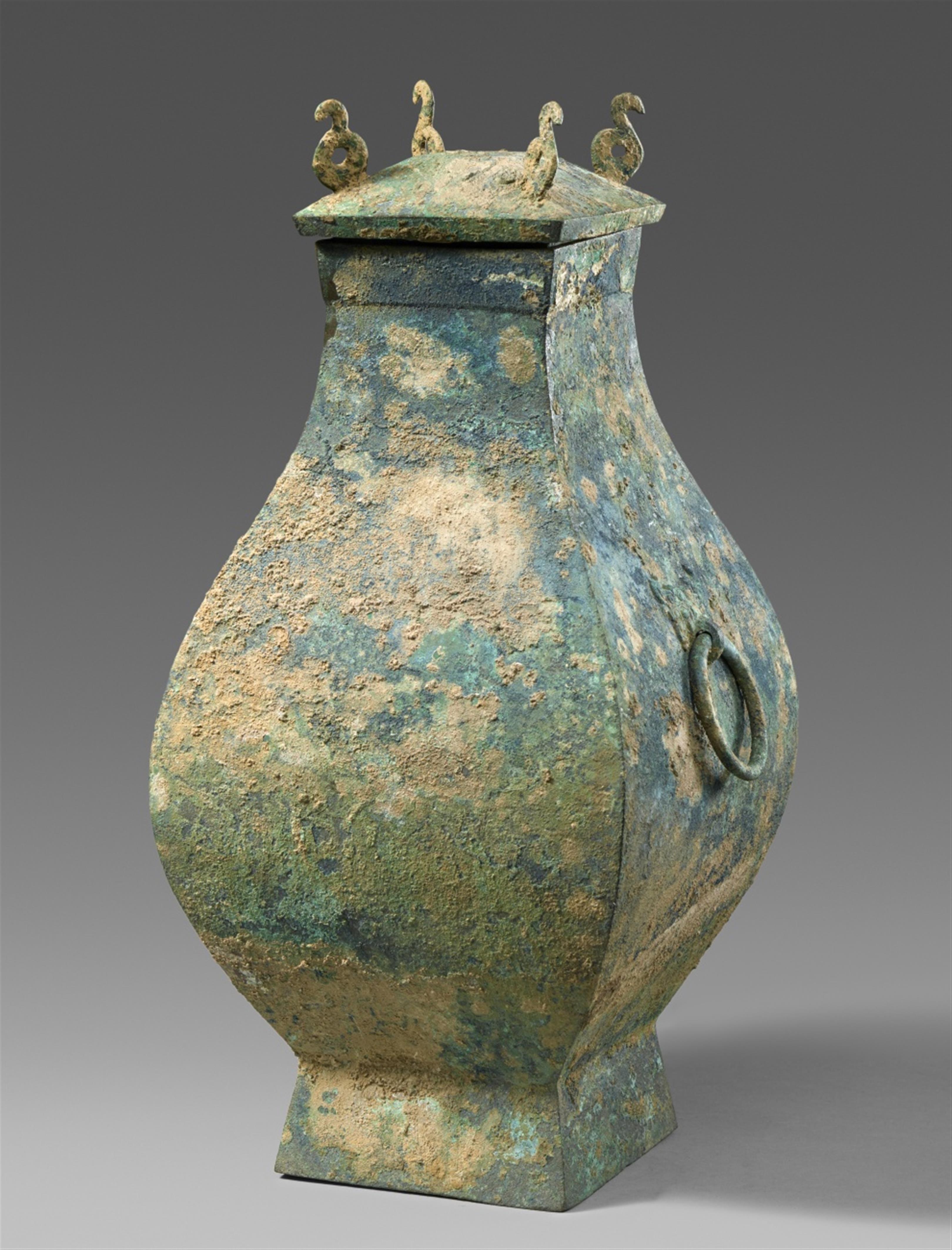 Deckelvase vom Typ fanghu. Bronze. Han-Zeit (206 v.Chr.-220 n.Chr.) - image-1