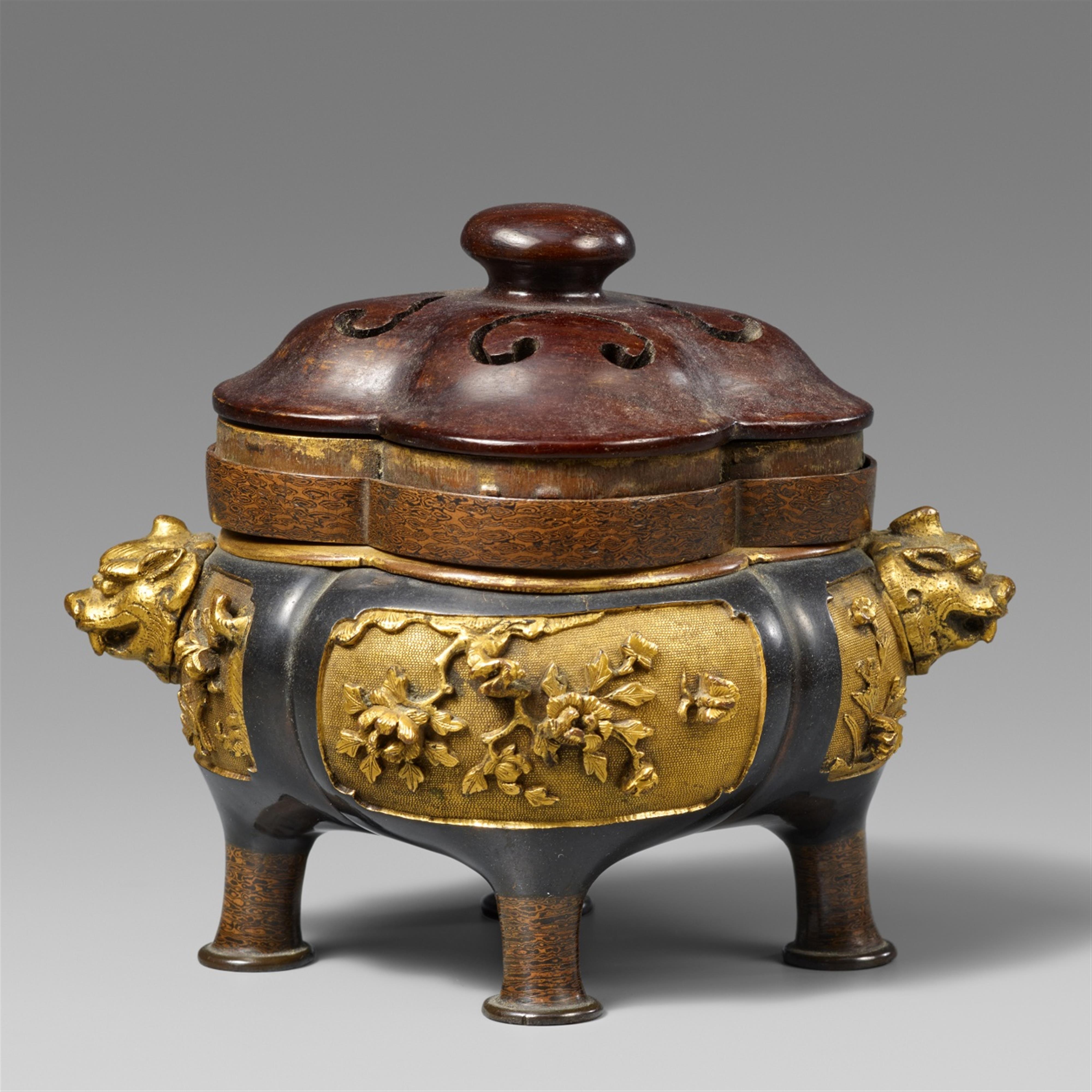A partly gilt bronze sawasa incense burner. 18th century - image-1