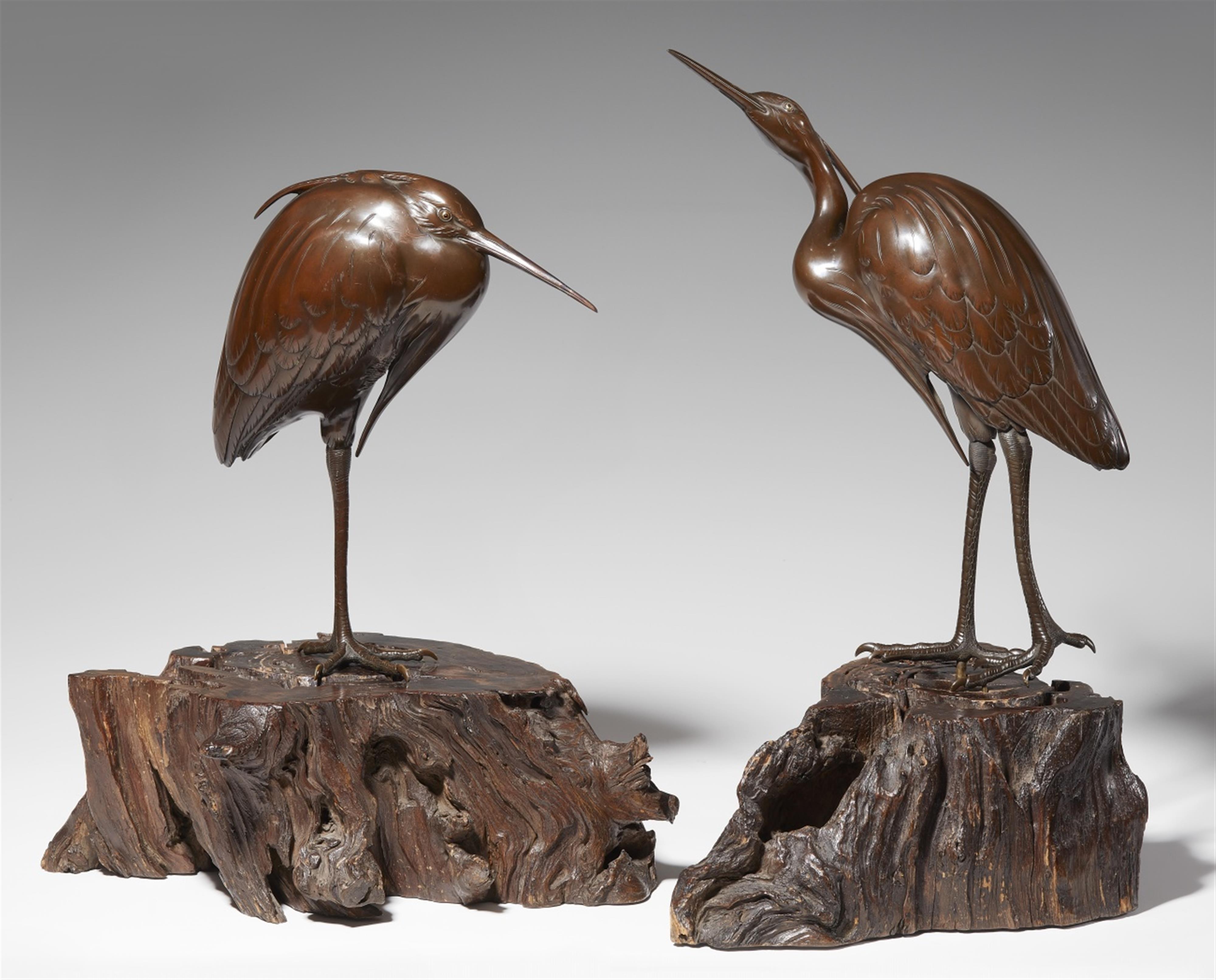 Zwei Reiher je auf einem Holzsockel. Bronze. Um 1900 - image-1